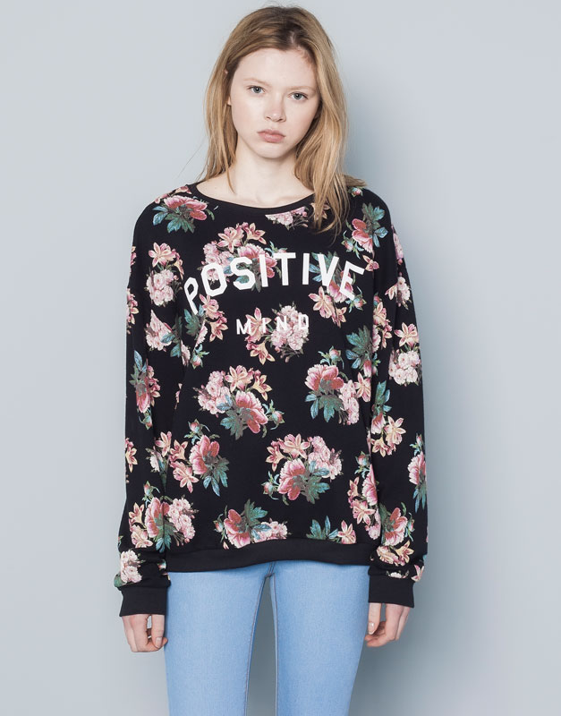 Pull&Bear - mulher - sweatshirts - sweatshirt flores positive - preto - 05590381-V2015