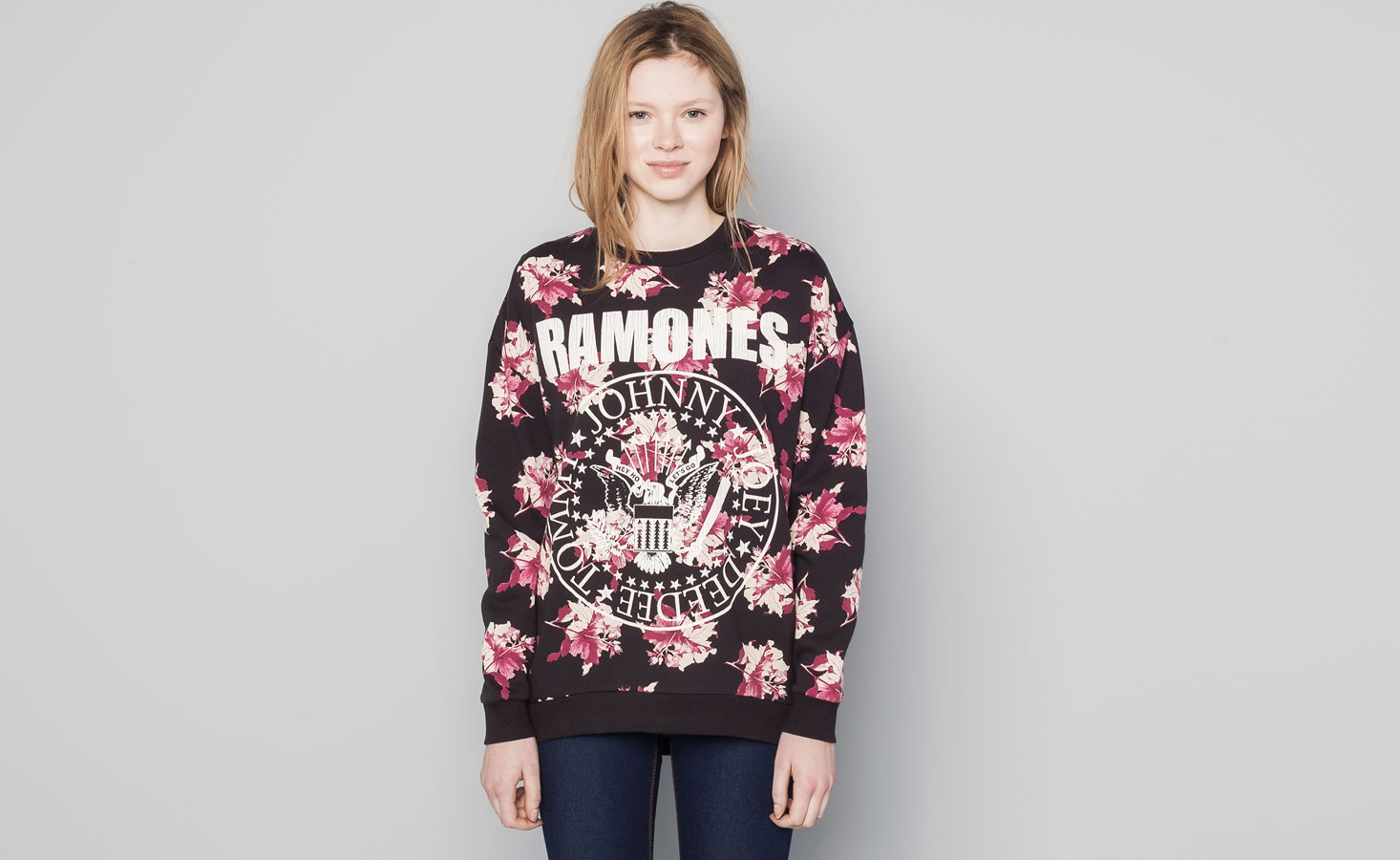 Pull&Bear - mulher - sweatshirts - sweatshirt flores logótipo ramones - preto deslavado - 09594362-V2015