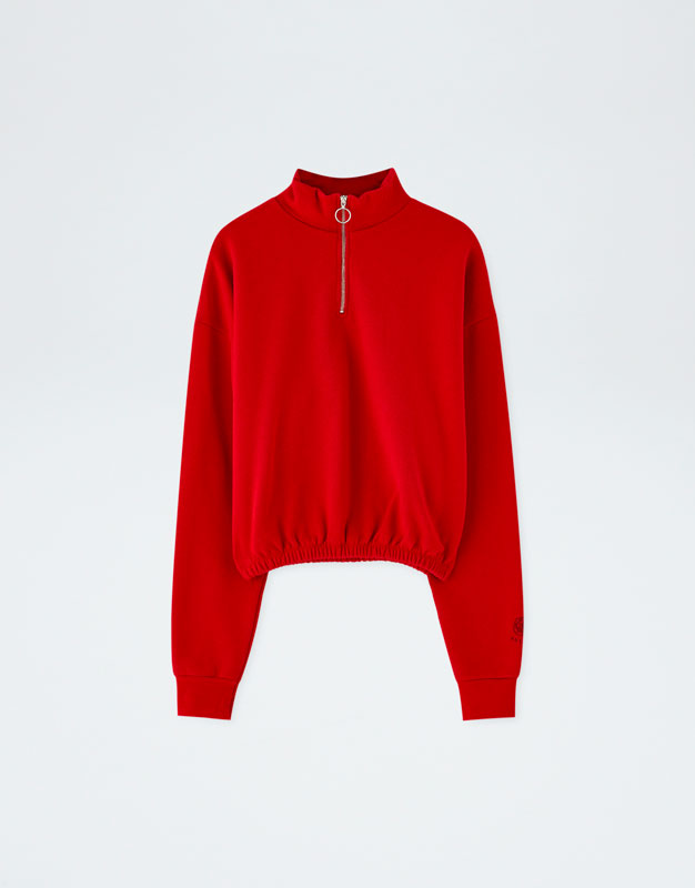sudadera roja pull and bear