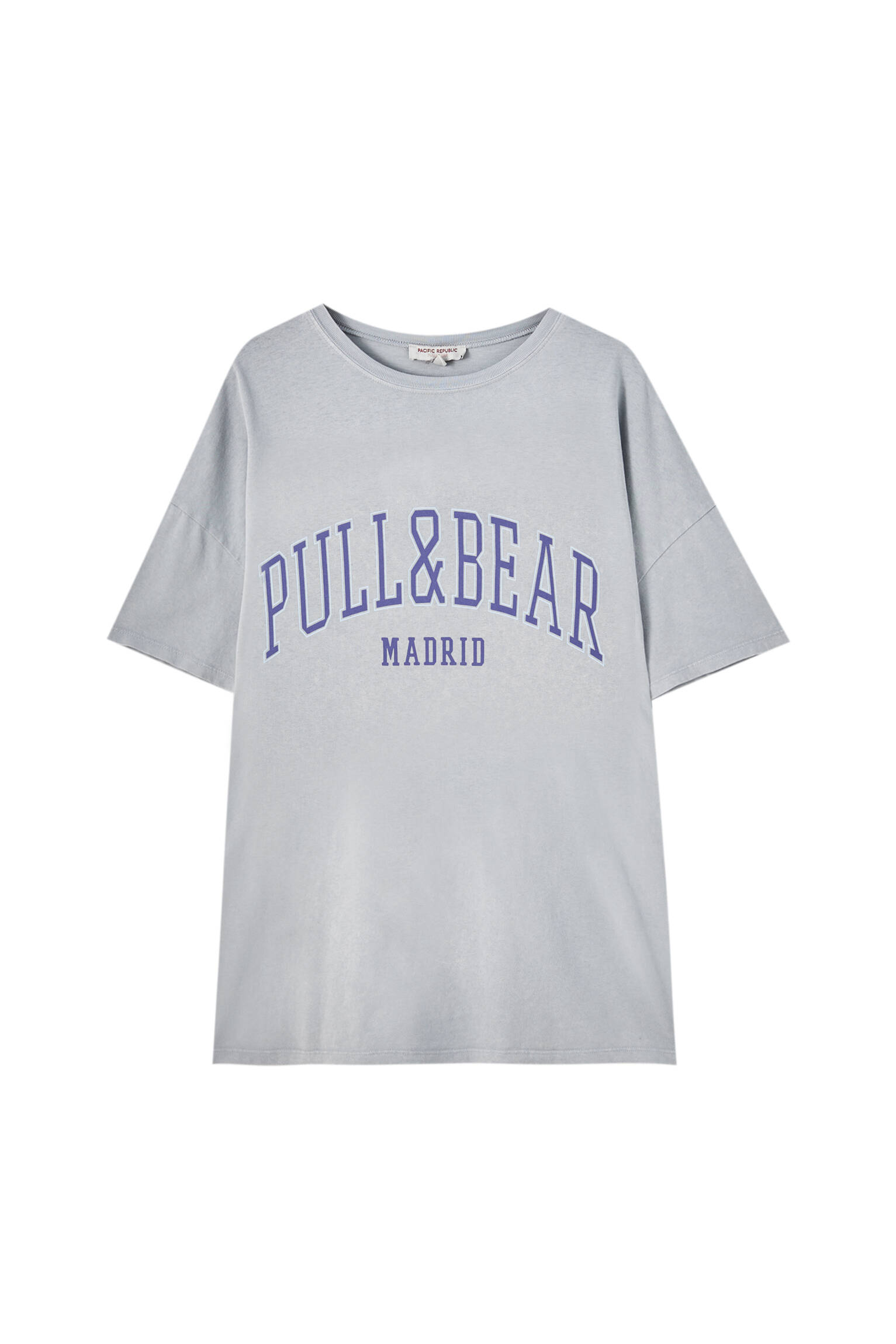 Pull&bear Femme T-shirt 100 % Coton à Col Rond Et Manches Courtes, Avec Logo Pull&bear Et Inscription Madrid Contrastante Sur La Poitrine. Gris Ciment S