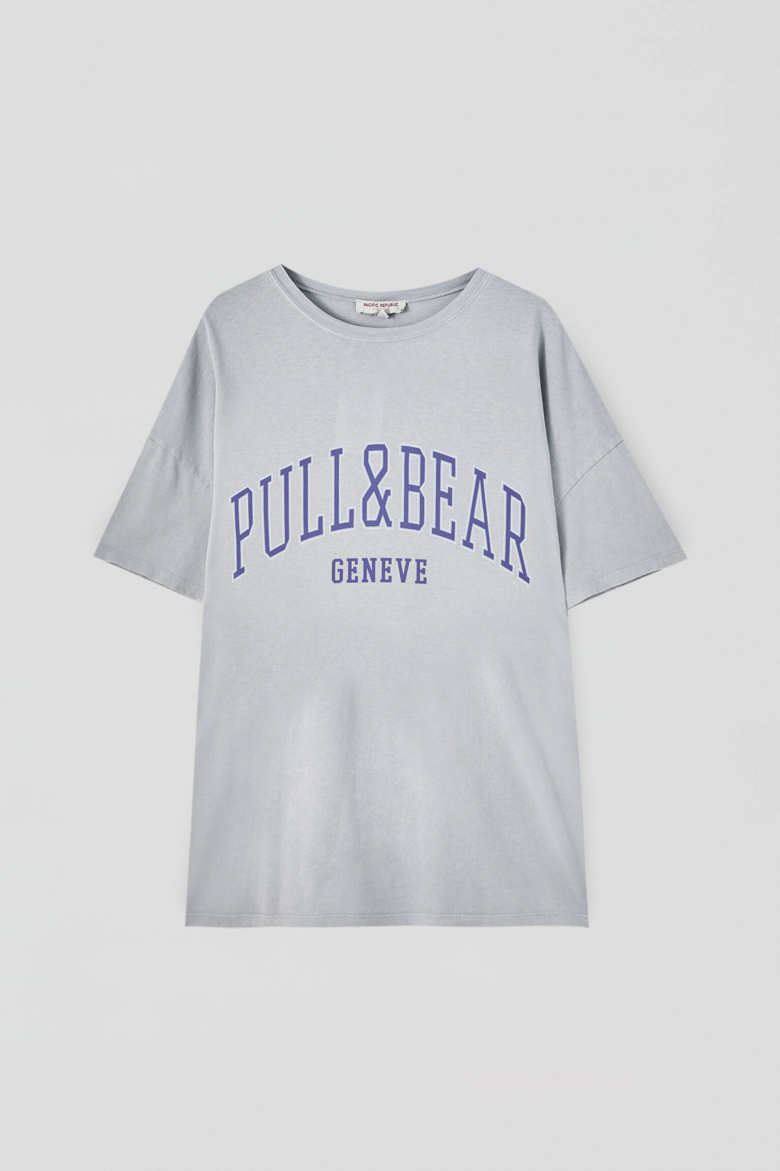 Pull&bear Femme T-shirt 100 % Coton à Col Rond Et Manches Courtes, Avec Logo Pull&bear Et Inscription Genève Contrastante Sur La Poitrine. Gris Ciment M