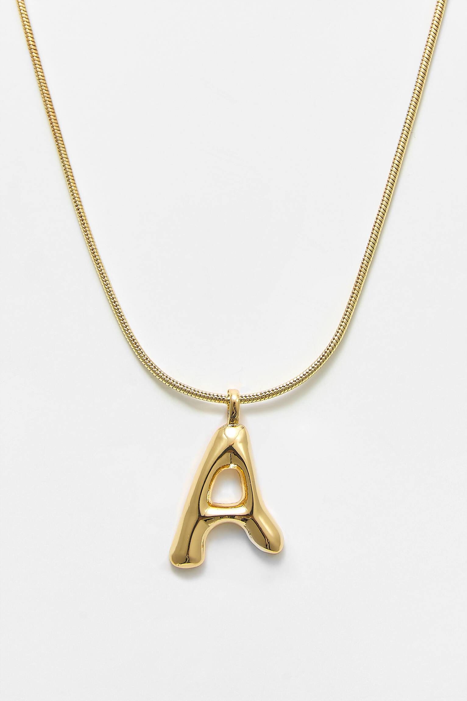 collier métallisé avec lettre