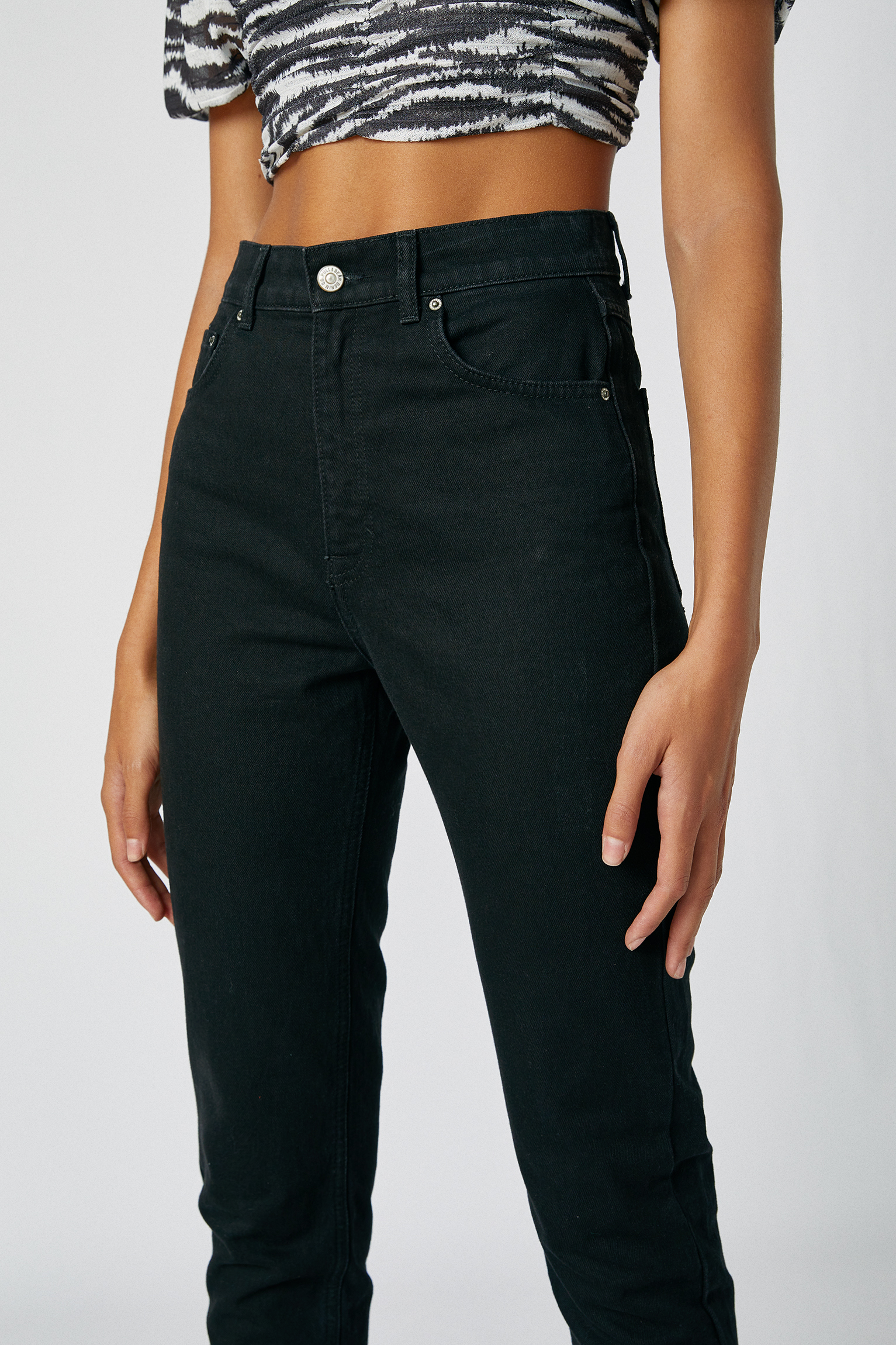 как сделать джинсы на размер меньше в домашних условиях Bazovye Dzhinsy Mom Fit Pull Bear