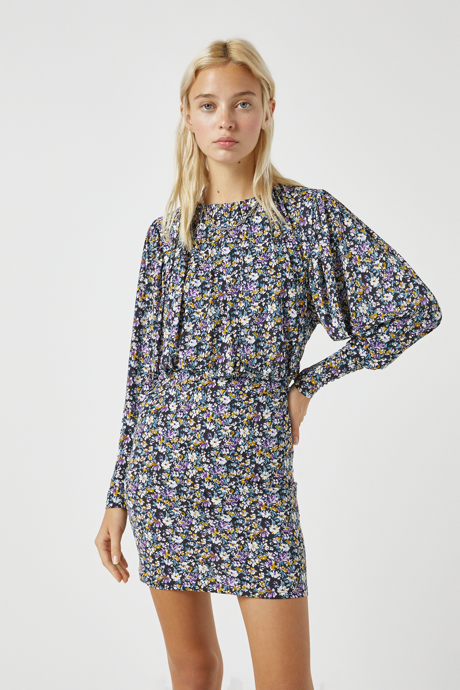 vestido franzido no decote