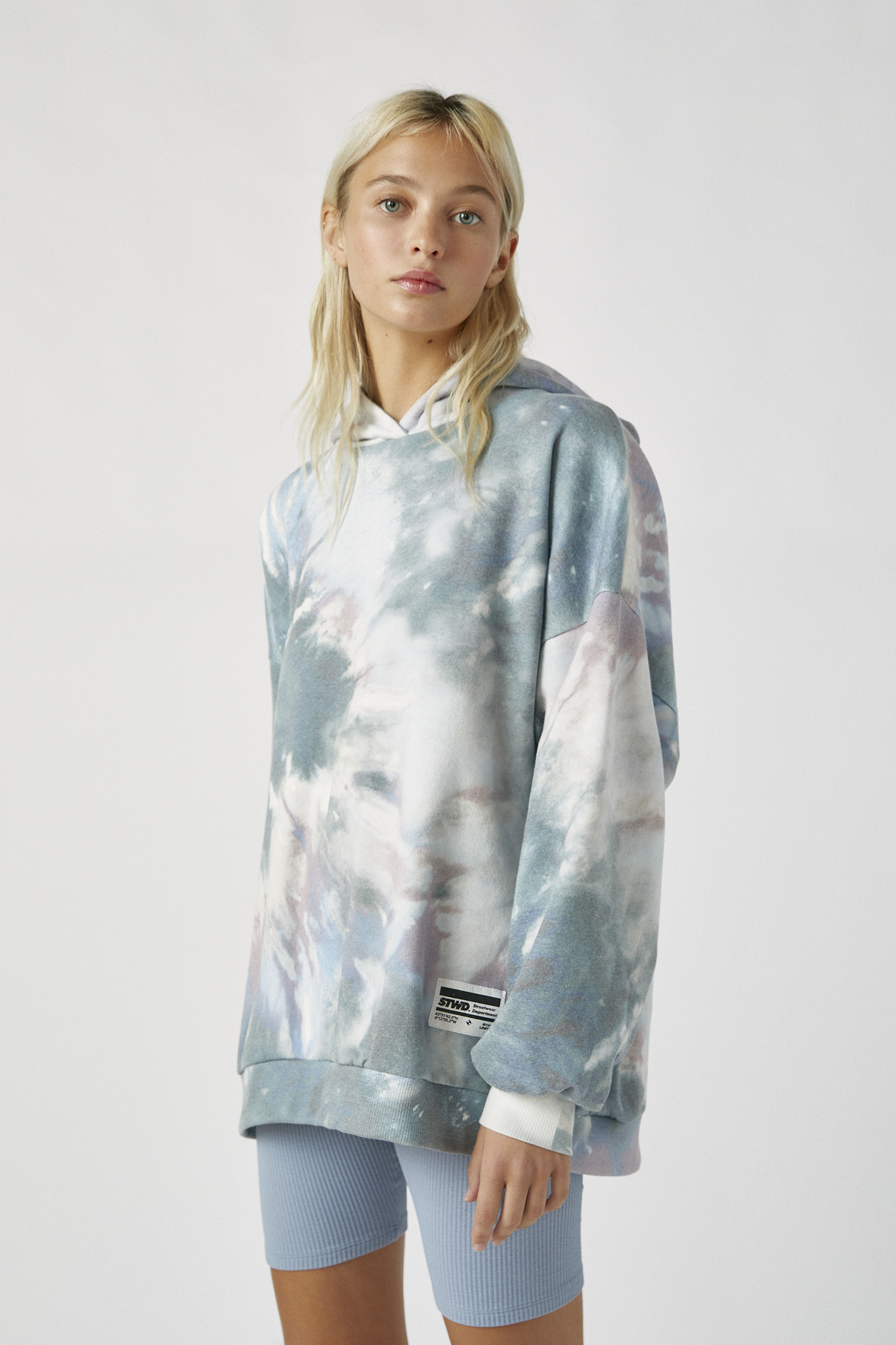 tie dye sweatshirt pull and bear