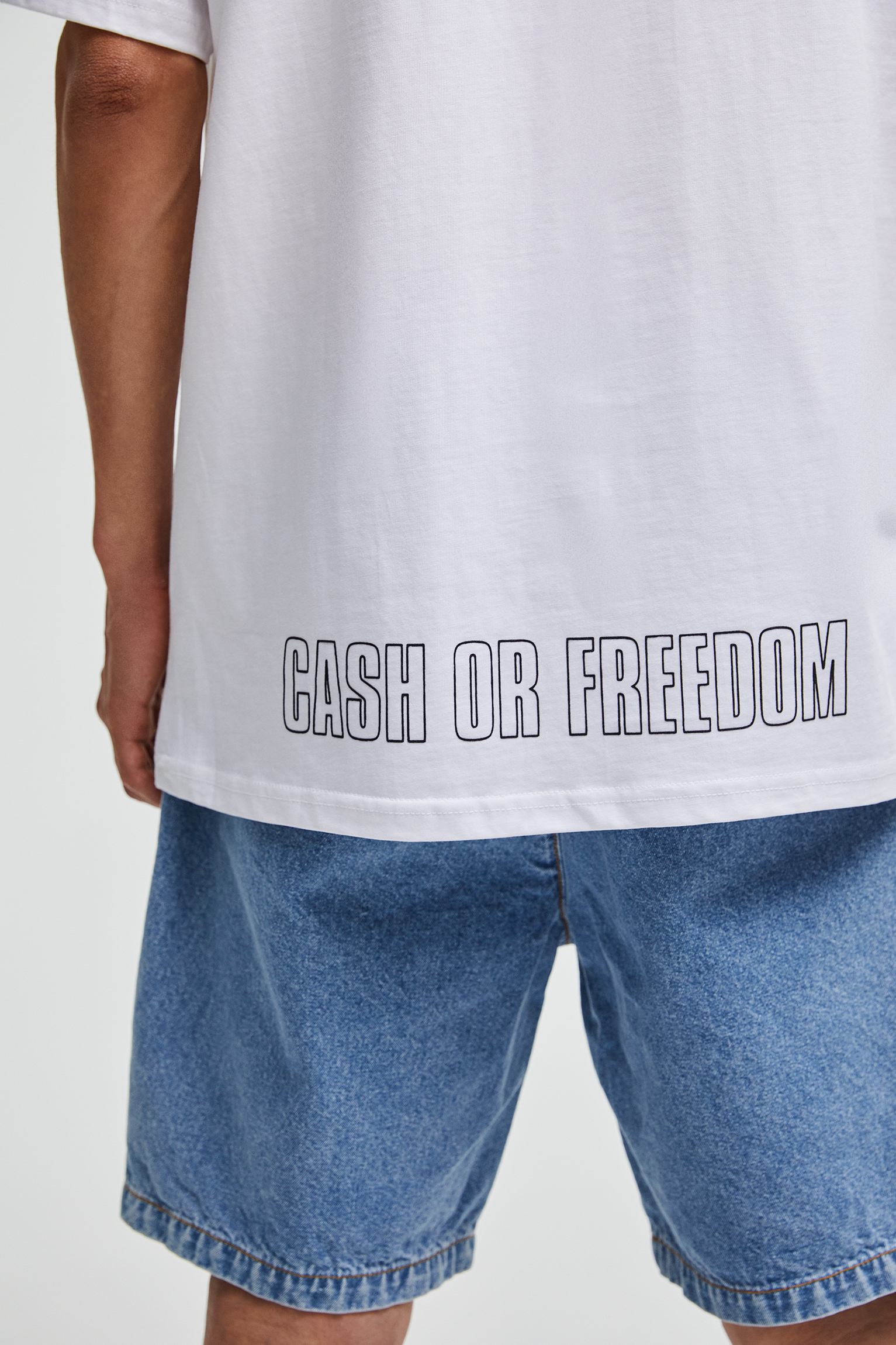 Money Heist X Pull Bear Characters T Shirt Pull Bear Pull & bear vuelve a apostar por las camisetas y sudaderas, pero también recurre al mono denim rojo de la serie, todo un emblema para los amantes. money heist x pull bear characters t shirt