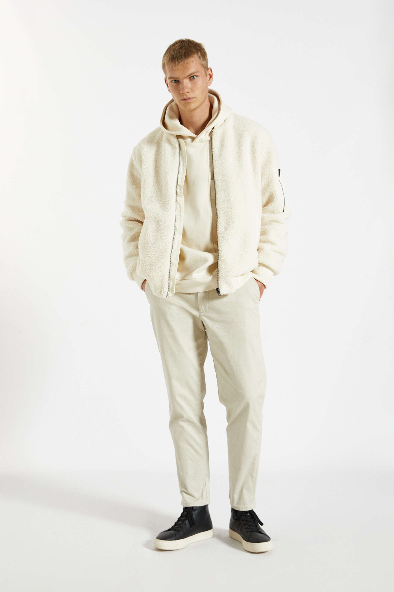 calcas bege pull and bear