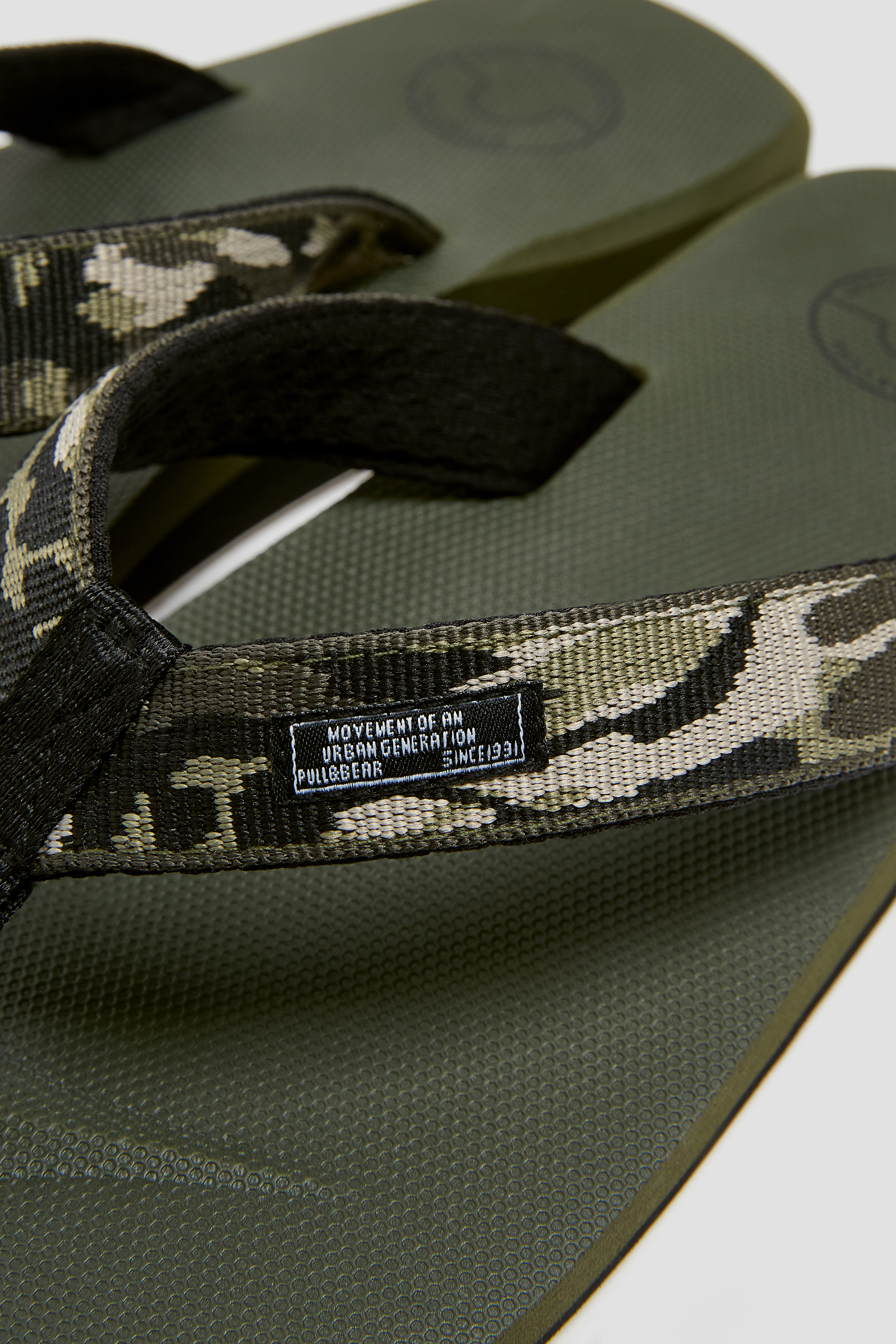 pull and bear flip flops