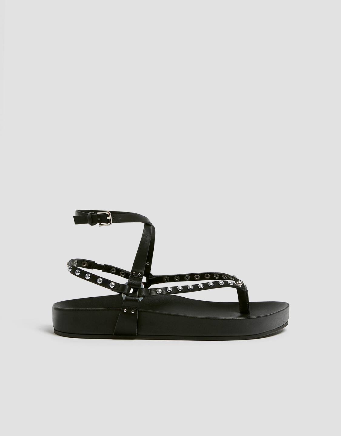 Verrassend Zwarte sandaal met studs - PULL&BEAR QY-31