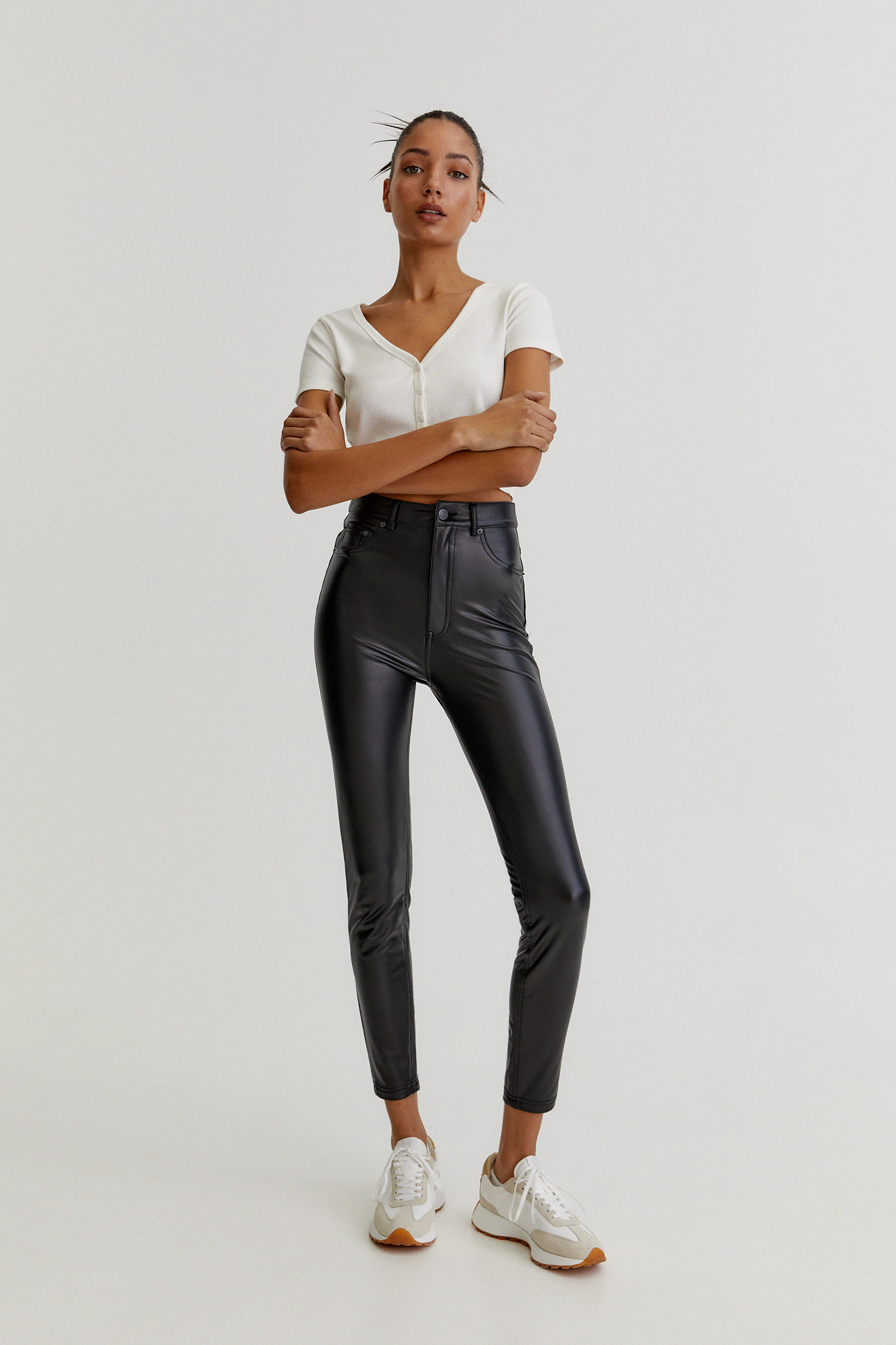 Pantalón polipiel skinny - PULL\u0026BEAR