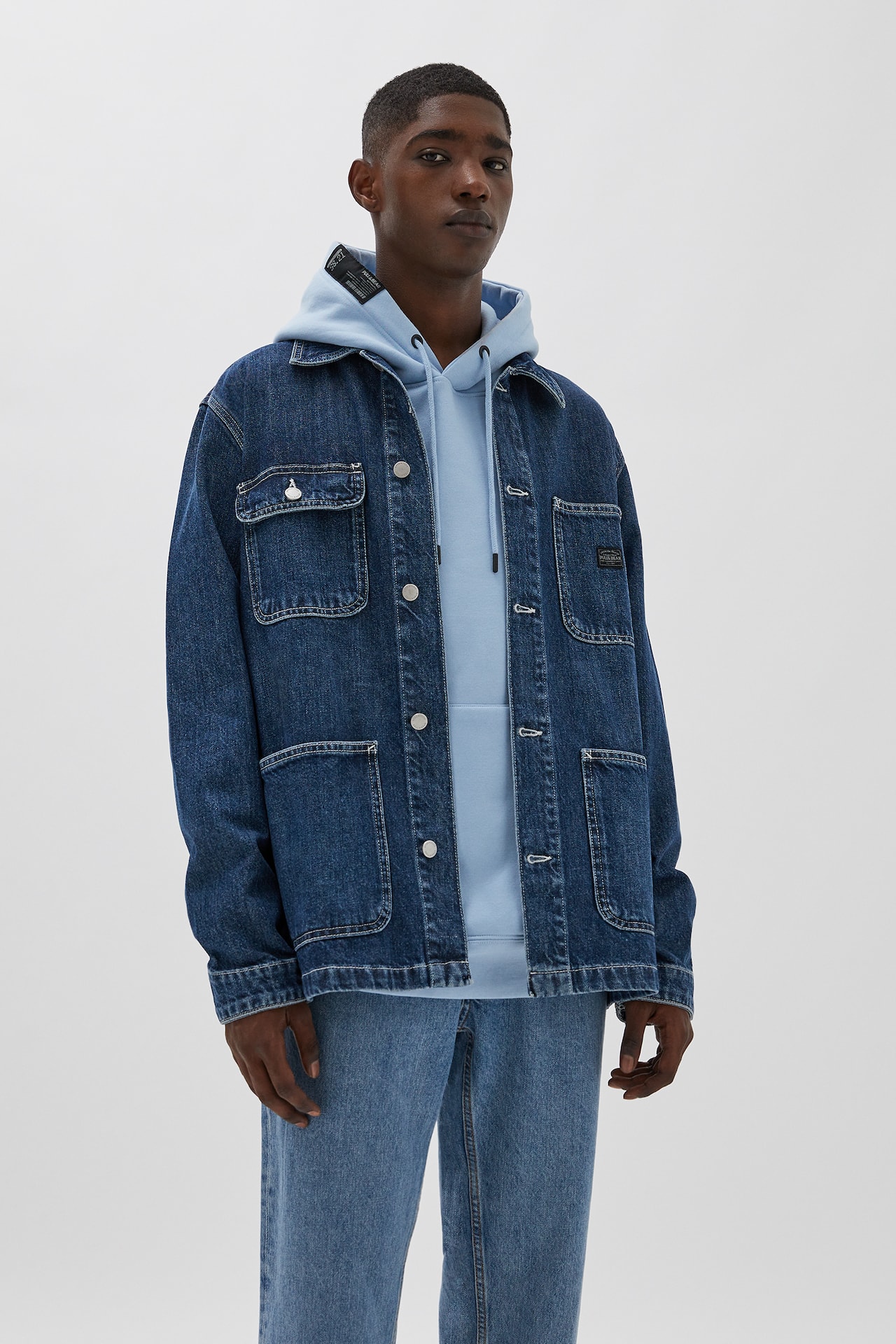 Dark blue workwear denim jacket | Fall denim trends pull bear