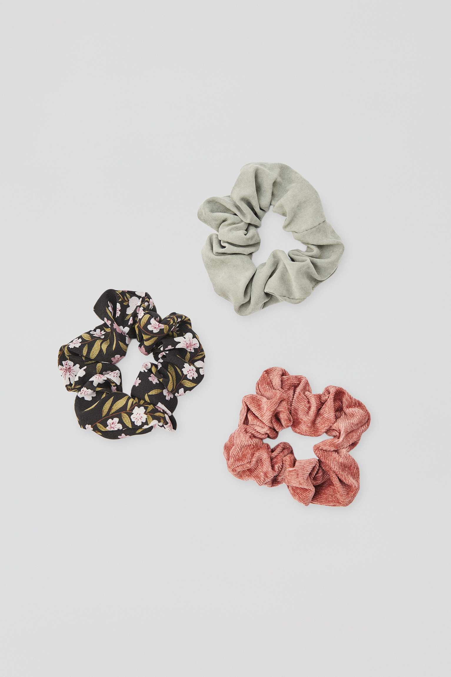 Σετ με 3 κοτλέ λαστιχάκια μαλλιών με λουλούδι, ΠΡΑΣ. ΝΕΡΟΥ