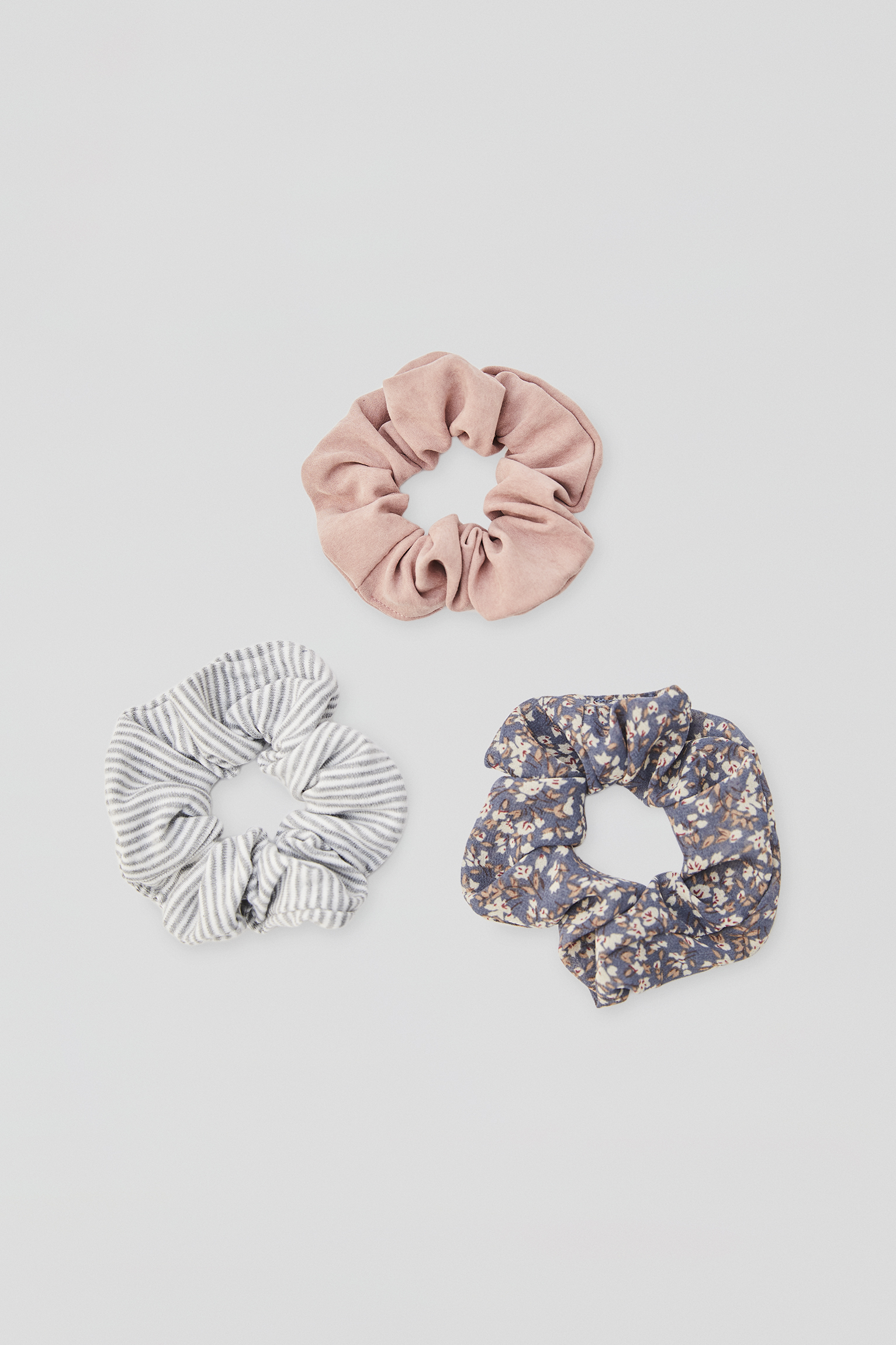 Σετ με 3 λαστιχάκια μαλλιών με λουλούδια και ρίγες, ΓΚΡΙ