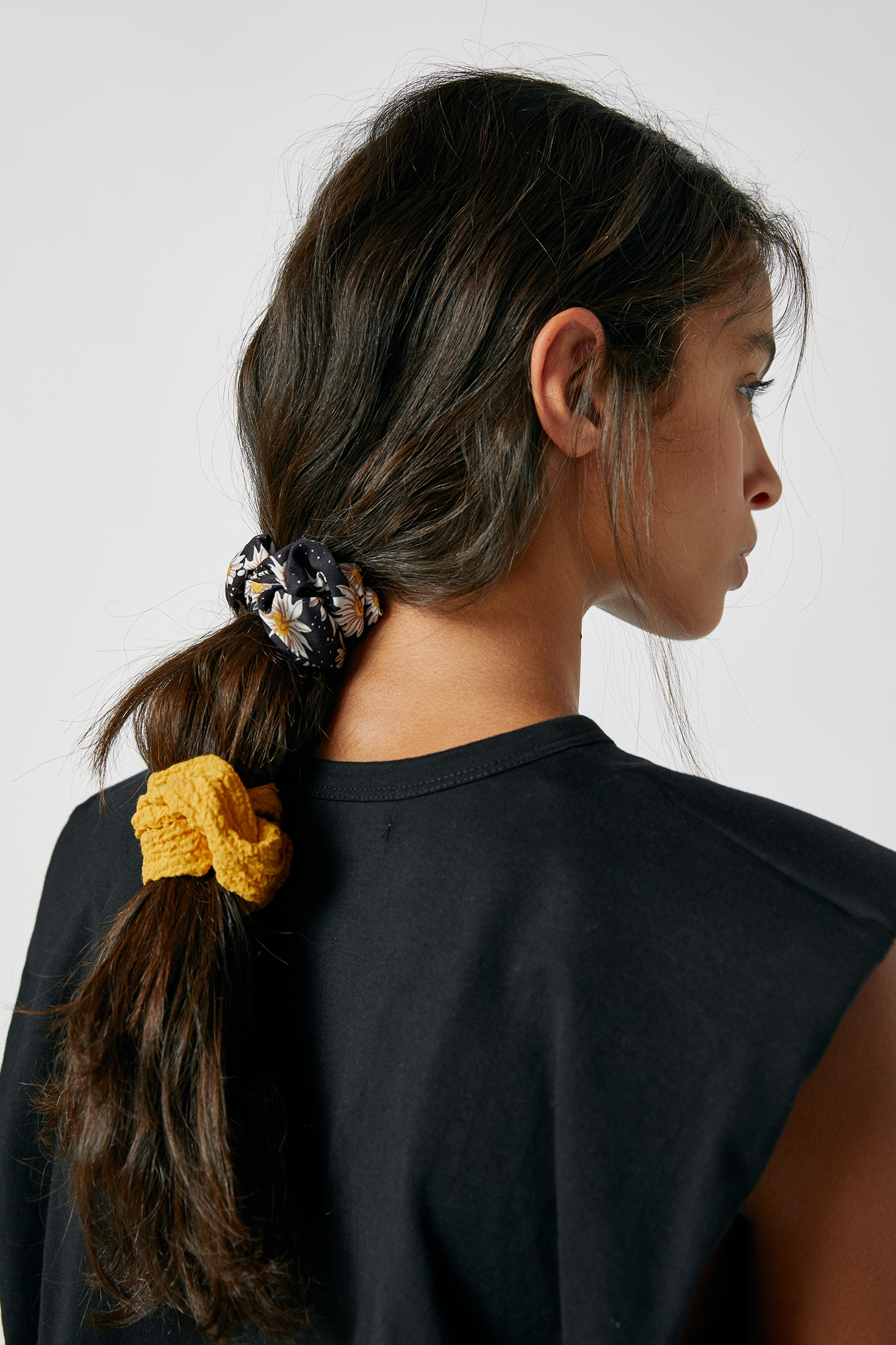 Σετ με 3 λαστιχάκια μαλλιών με πουά σχέδιο και μαργαρίτες, ΜΟΥΣΤΑΡΔΙ