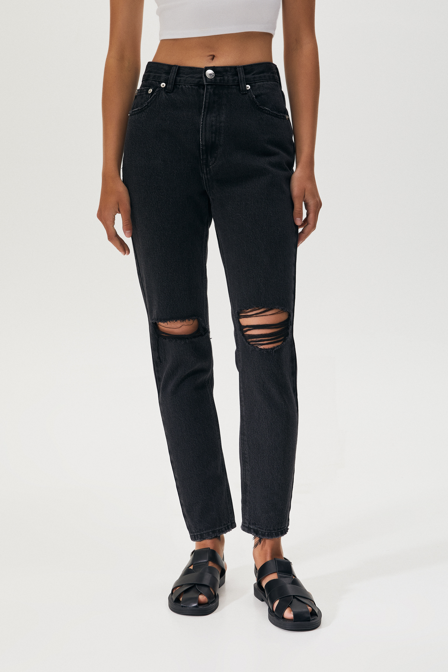 JEANS MOM FIT ROTO CON CINTURÓN