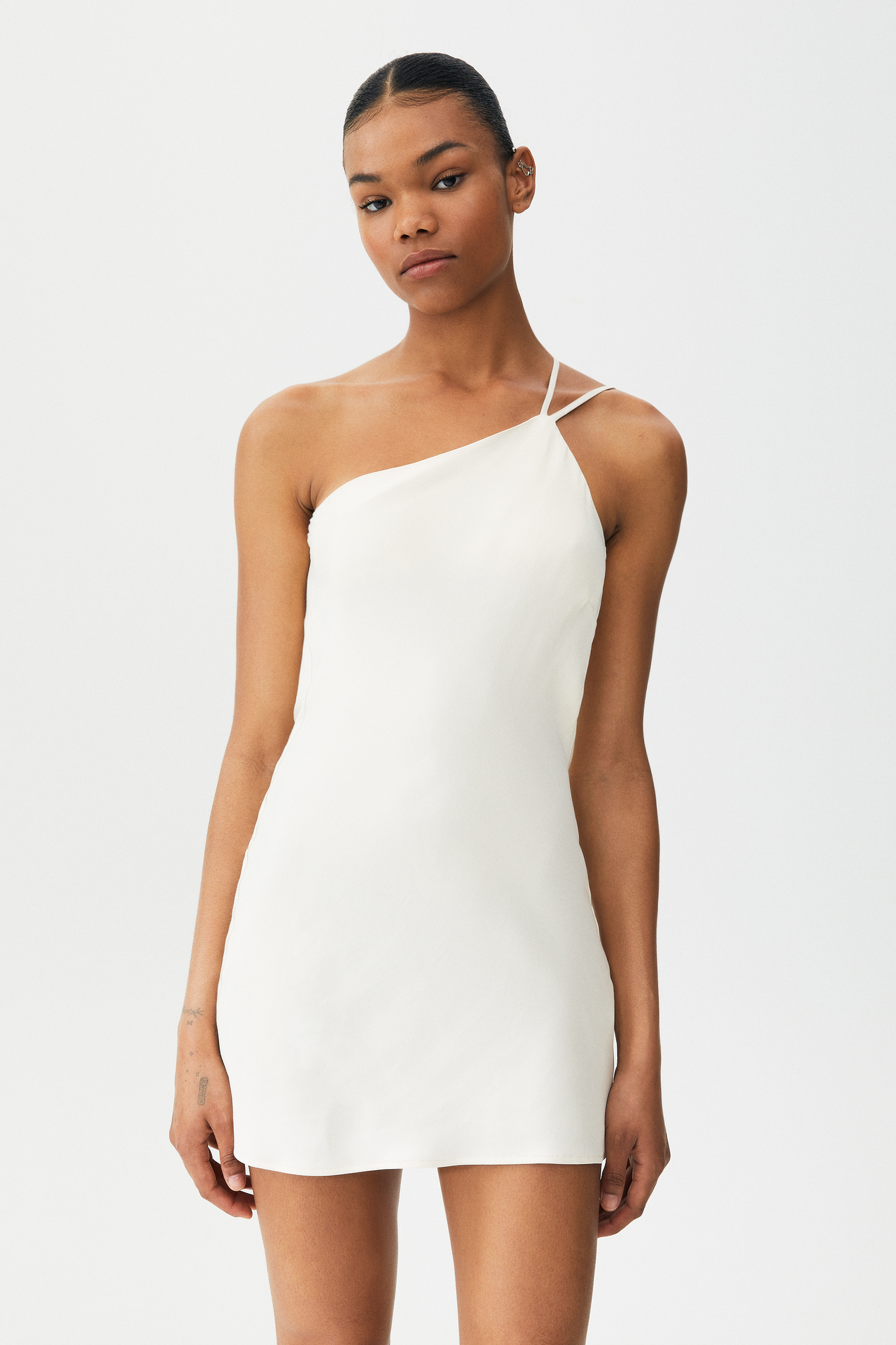 Vestido corto satinado tirantes asimétricos - PULL\u0026BEAR