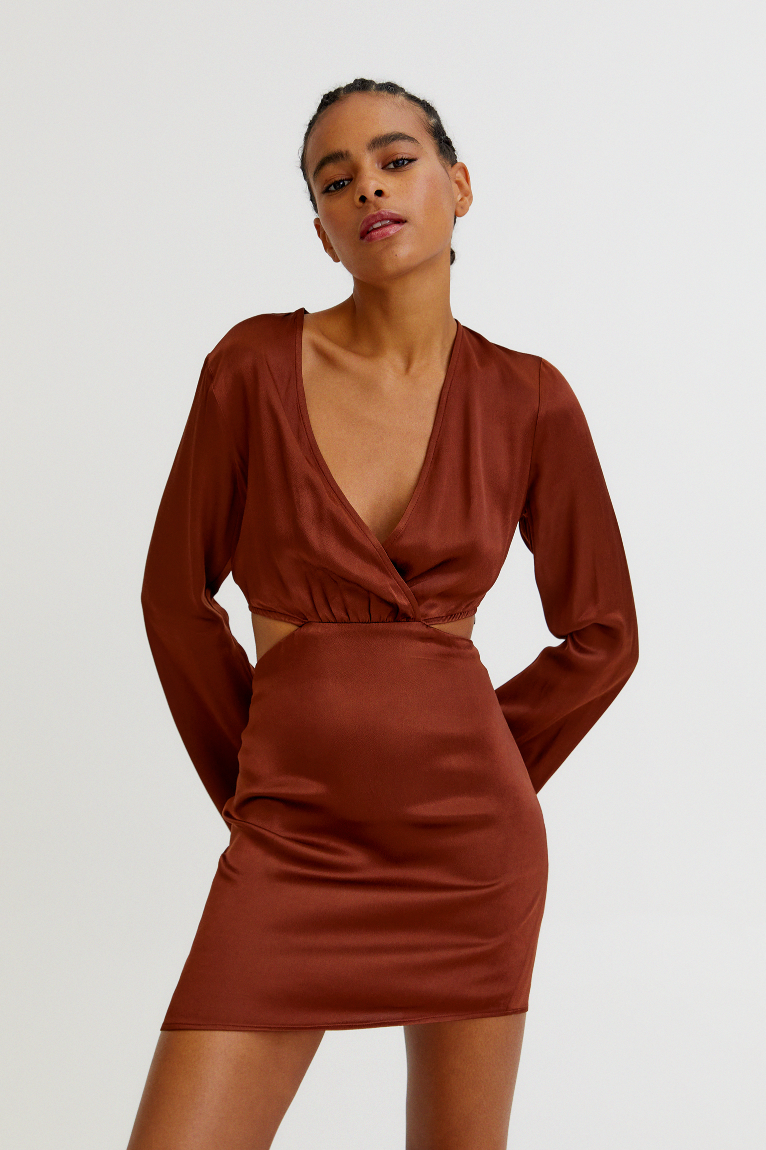 Vestido corto satinado cut out - PULL\u0026BEAR