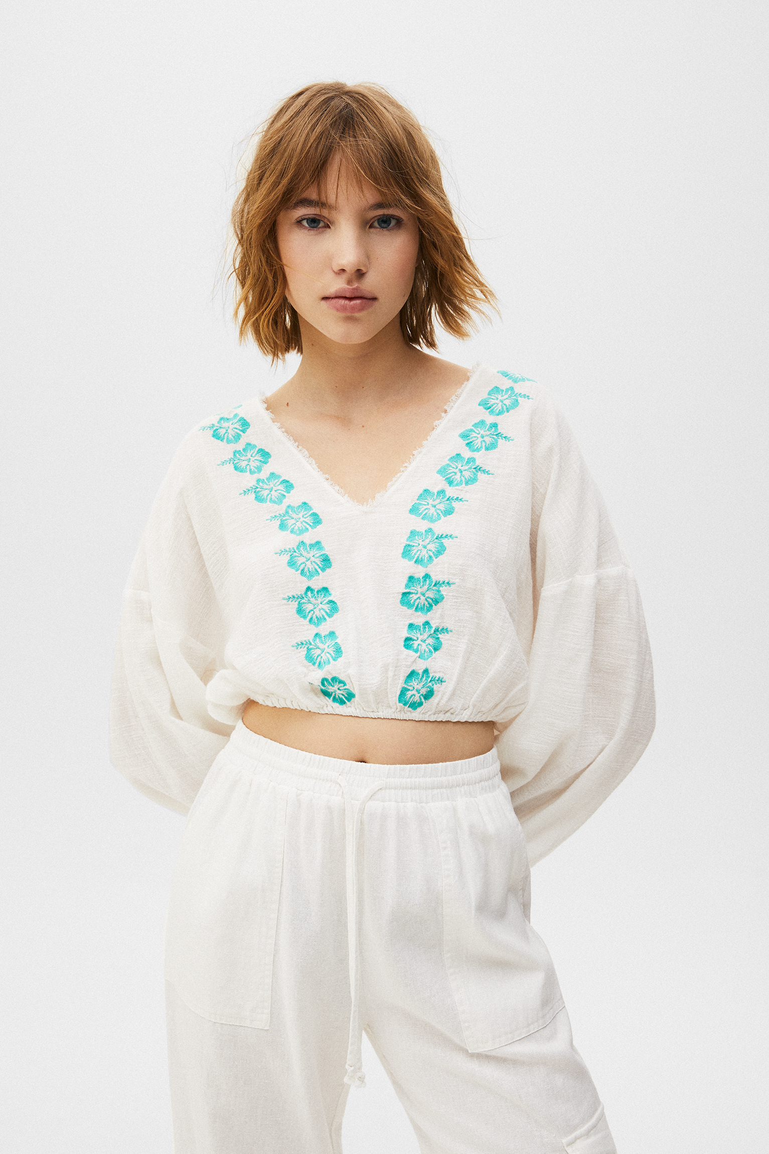 Blusa blanca flores bordadas - PULL\u0026BEAR