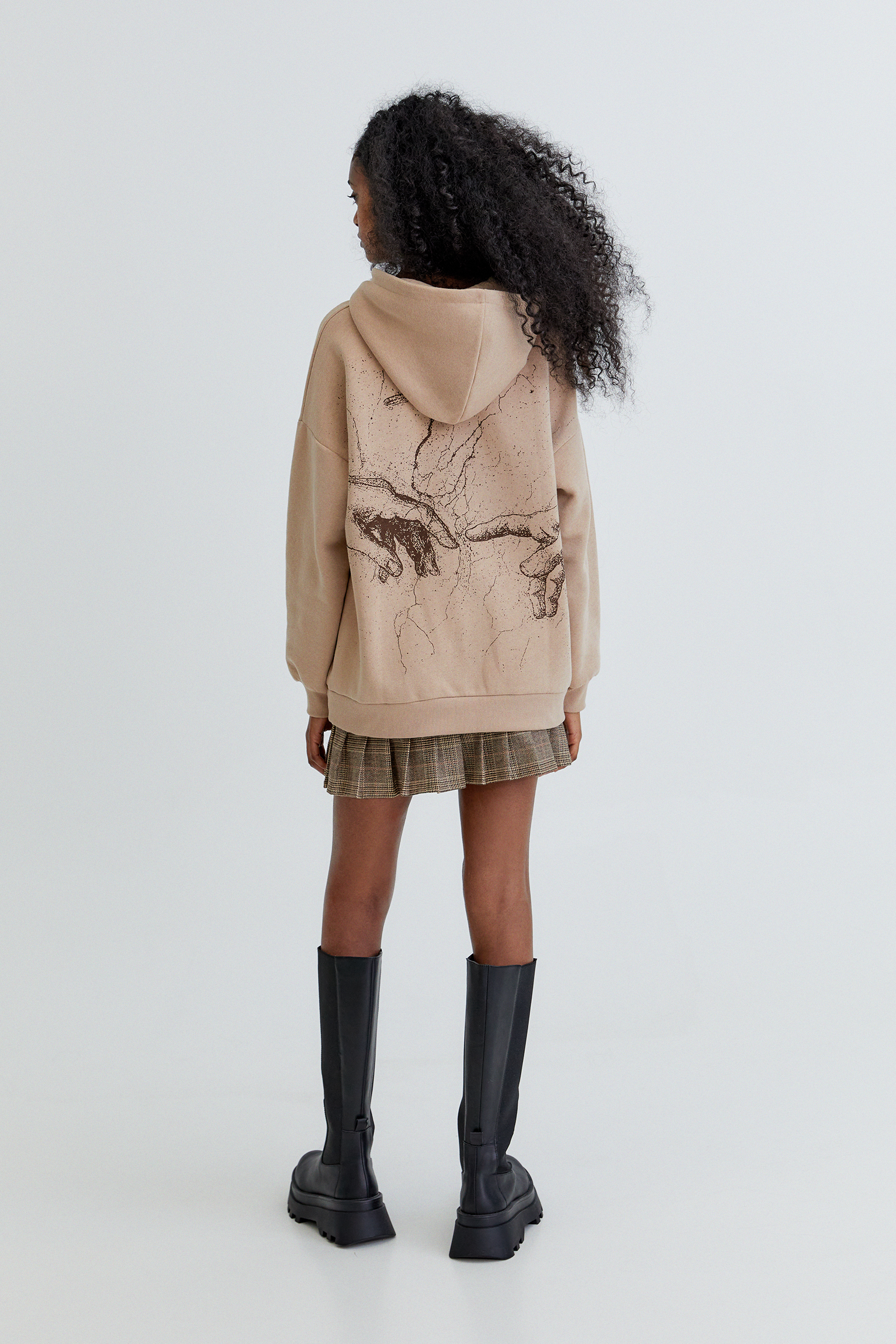 Sudadera Miguel Ángel detalle manos - PULL\u0026BEAR