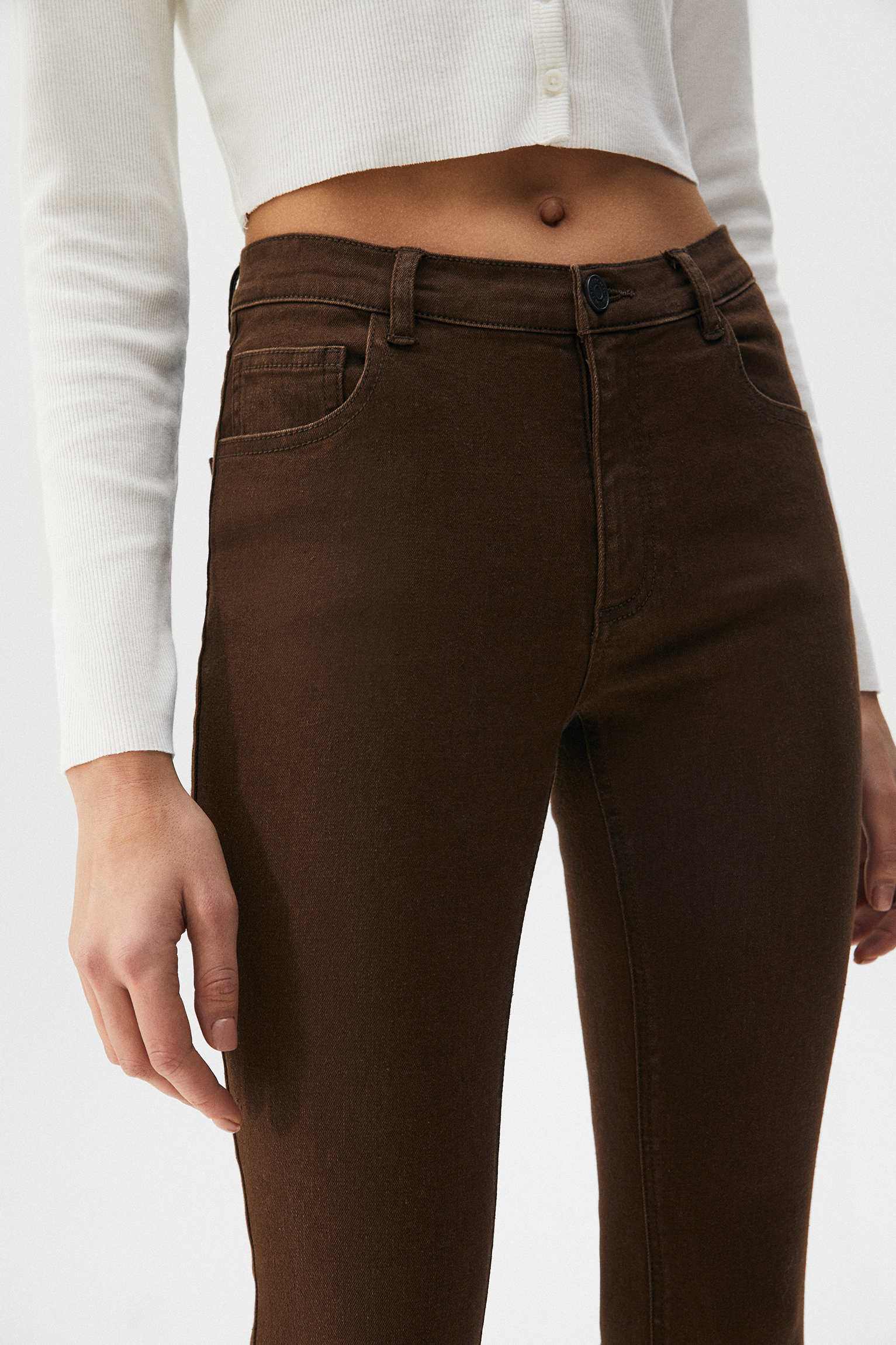 Pantalón acampanado café - PULL\u0026BEAR