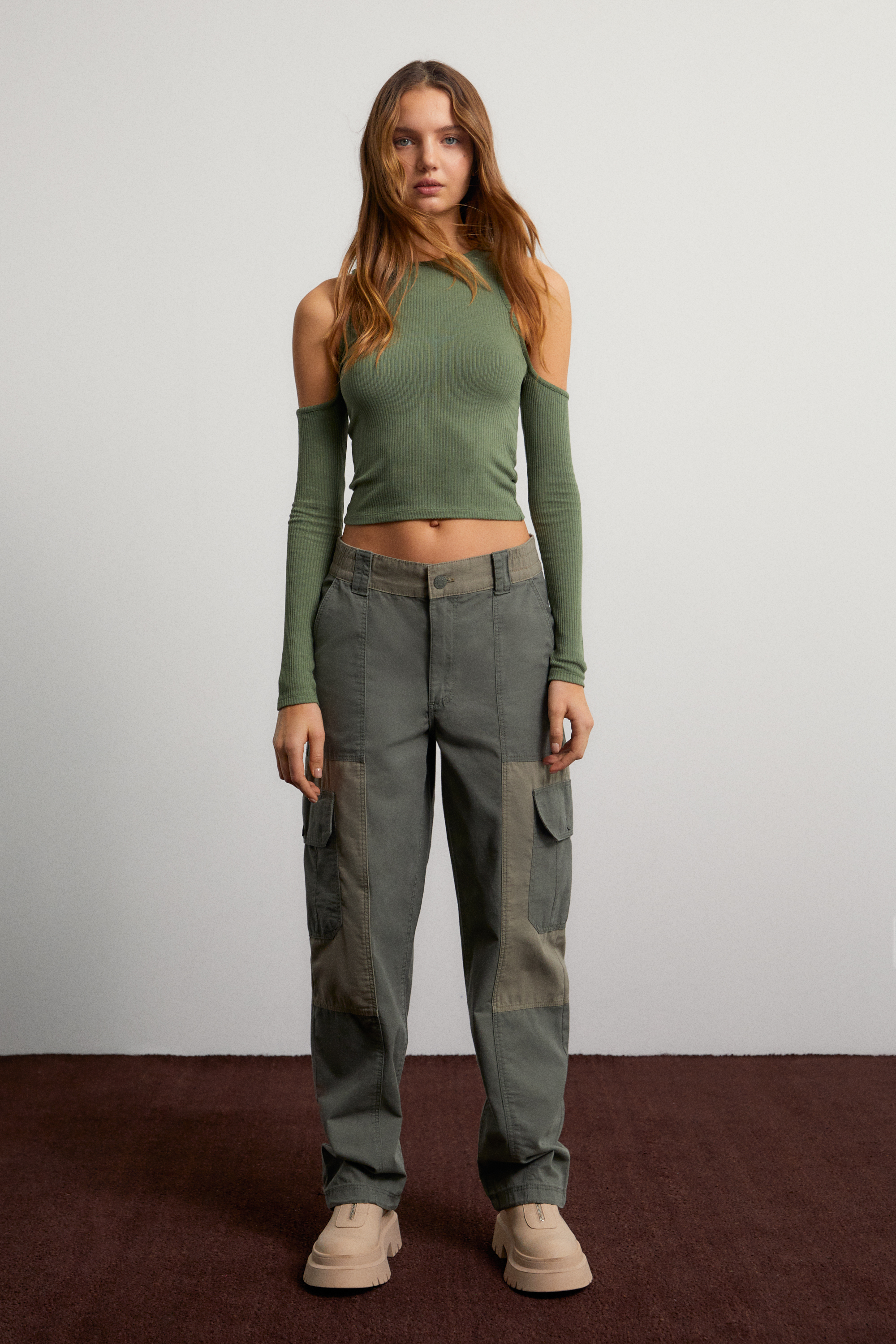 Pantalón cargo straight paneles - pull\u0026bear