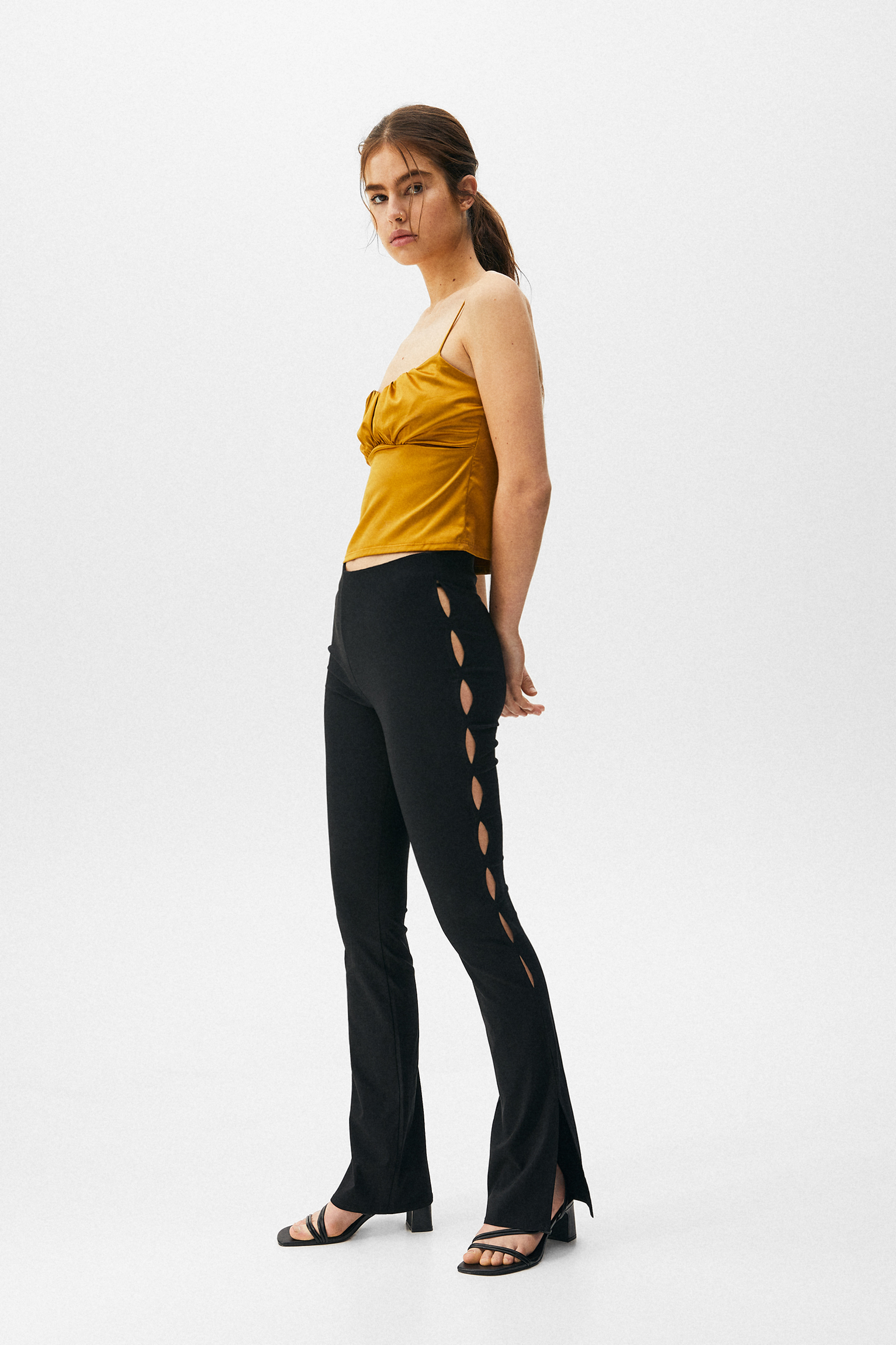 Pantalón campana negro aberturas - PULL\u0026BEAR