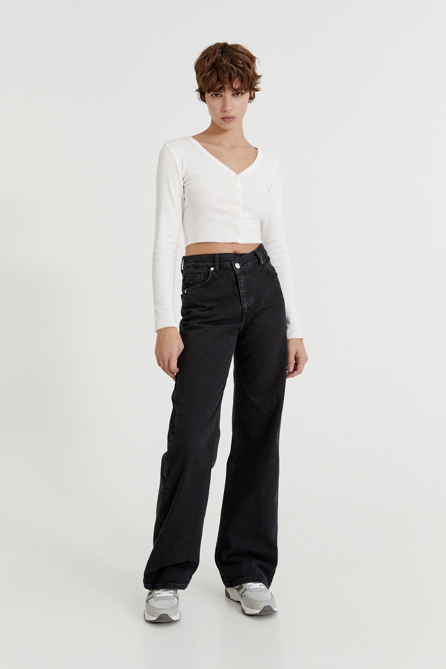 High-waist jeans with crossover waist 