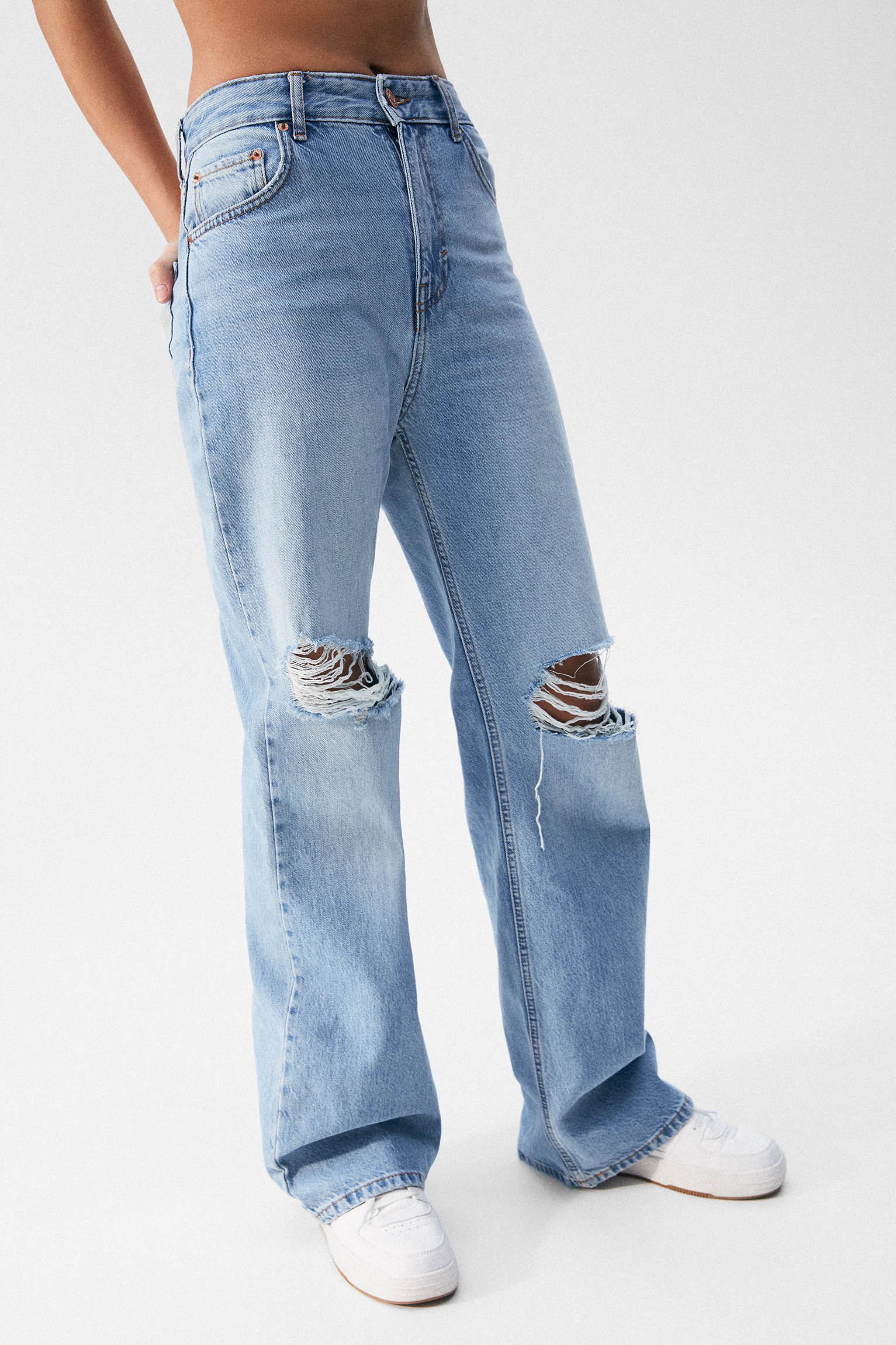 Jeans campana tiro alto rotos - PULL\u0026BEAR