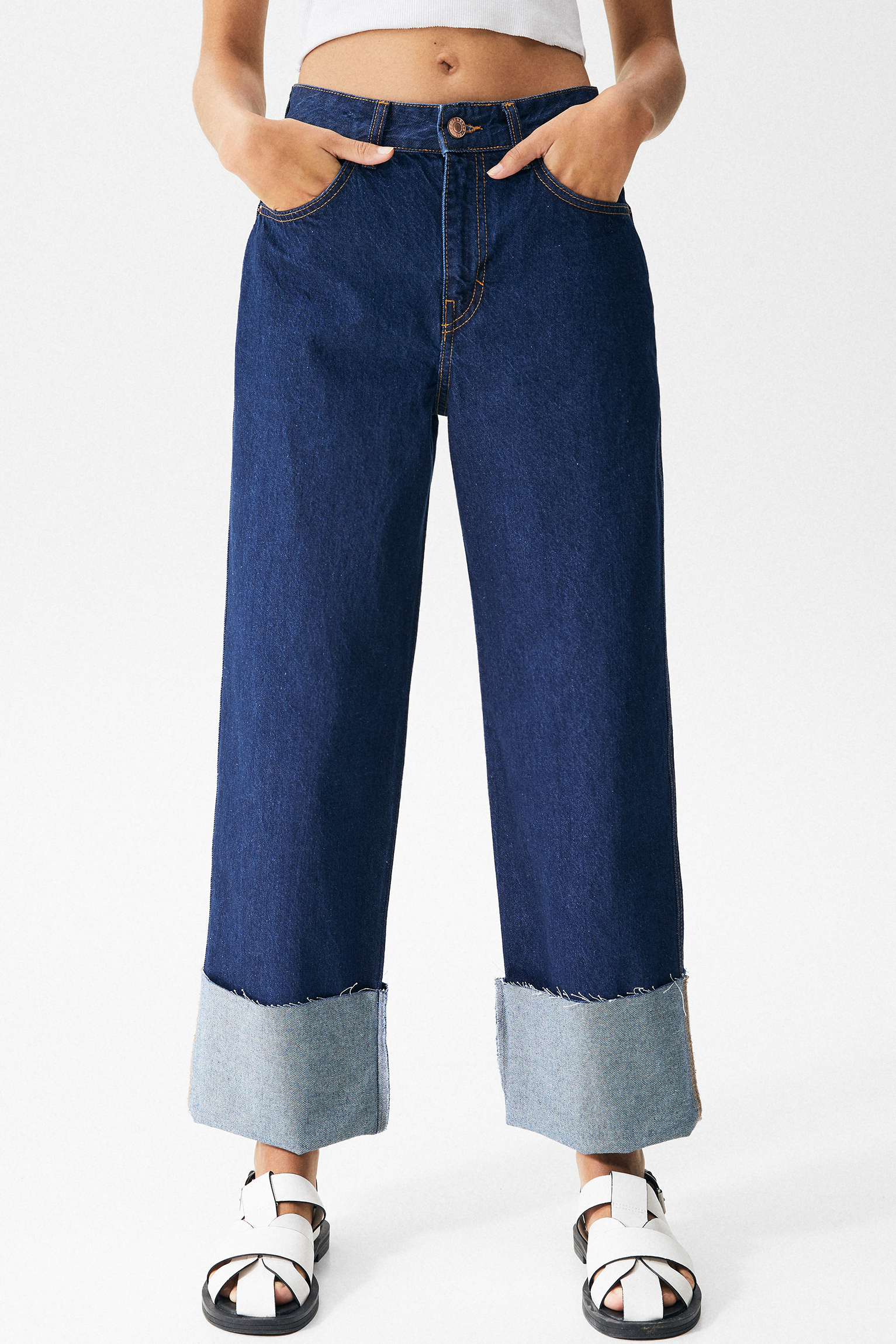 Straight-leg jeans with turn-up hems 