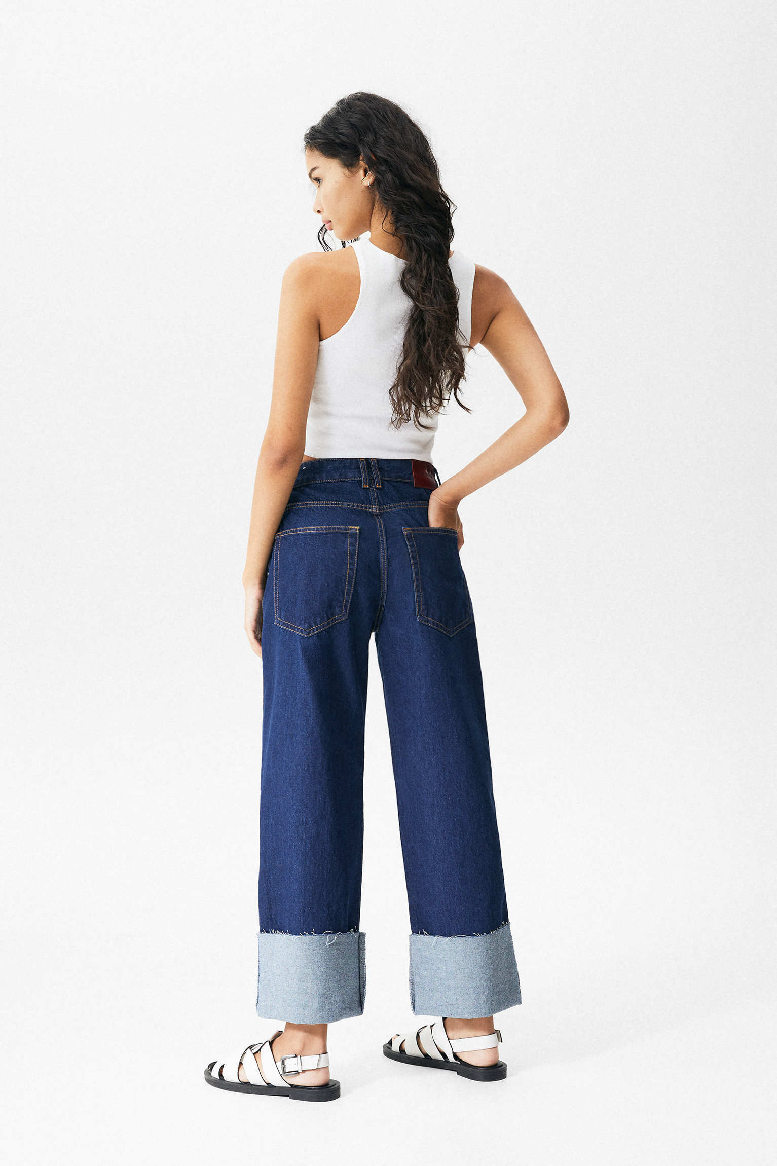 Straight-leg jeans with turn-up hems 