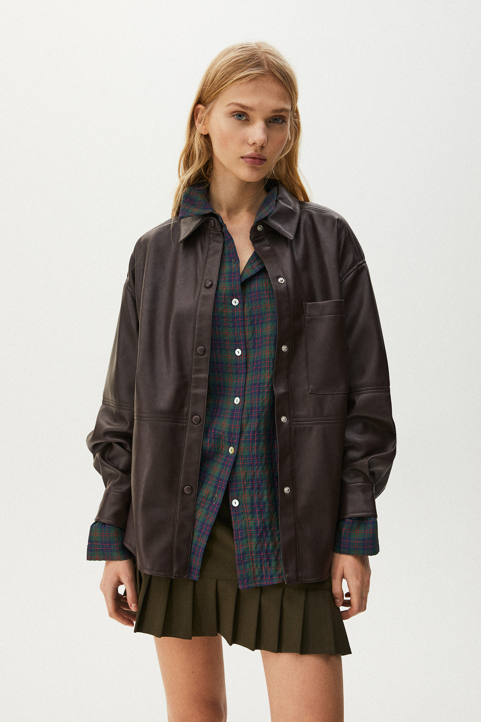 Esta chaqueta de cuero de Pull\u0026Bear se ha convertido en la prenda estrella  de su colección unisex porque es perfecta para el entretiempo