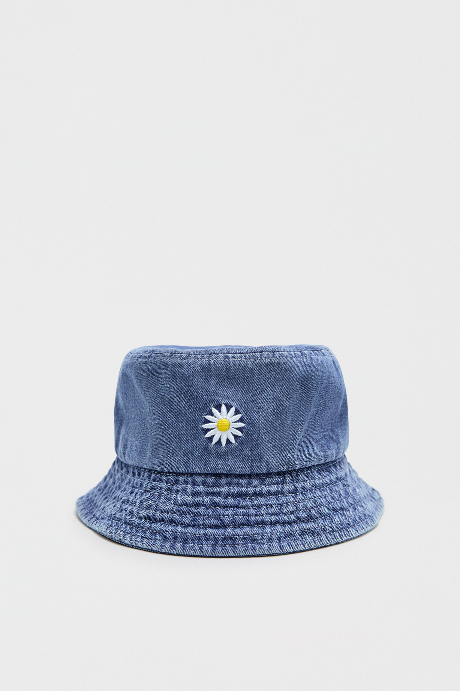 Daisy embroidered bucket hat - PULL\u0026BEAR