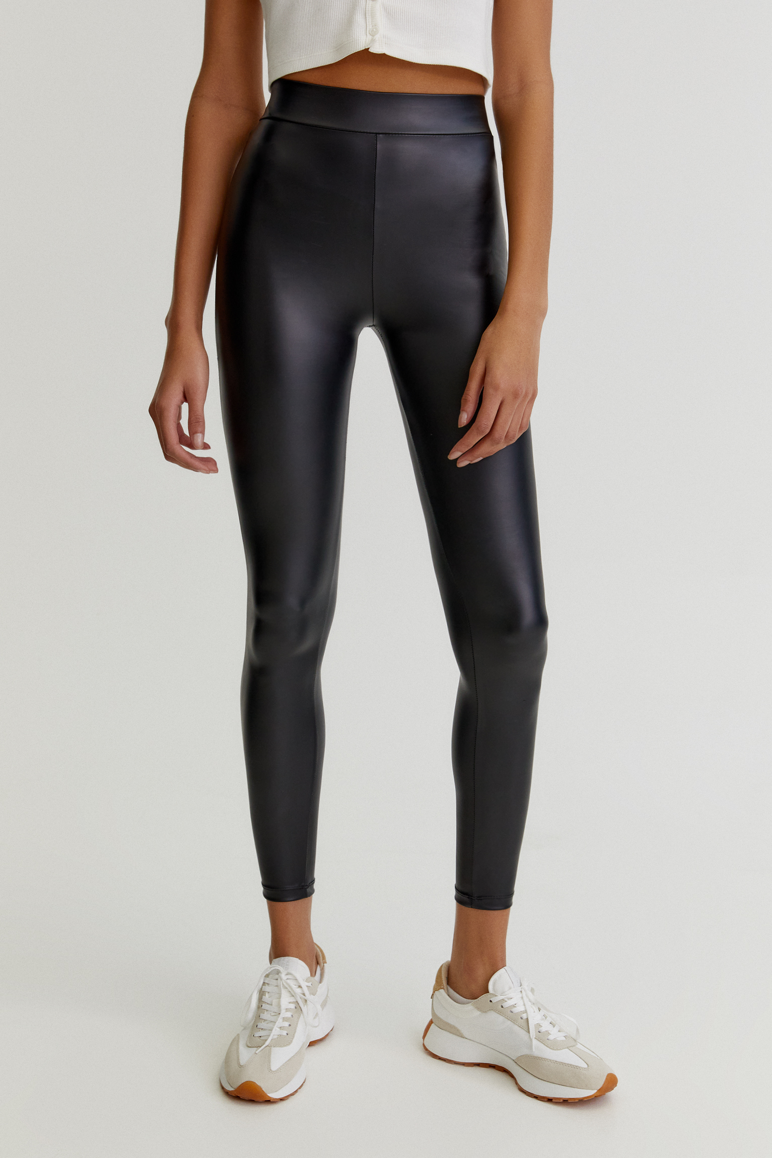 pull and bear leather leggings
