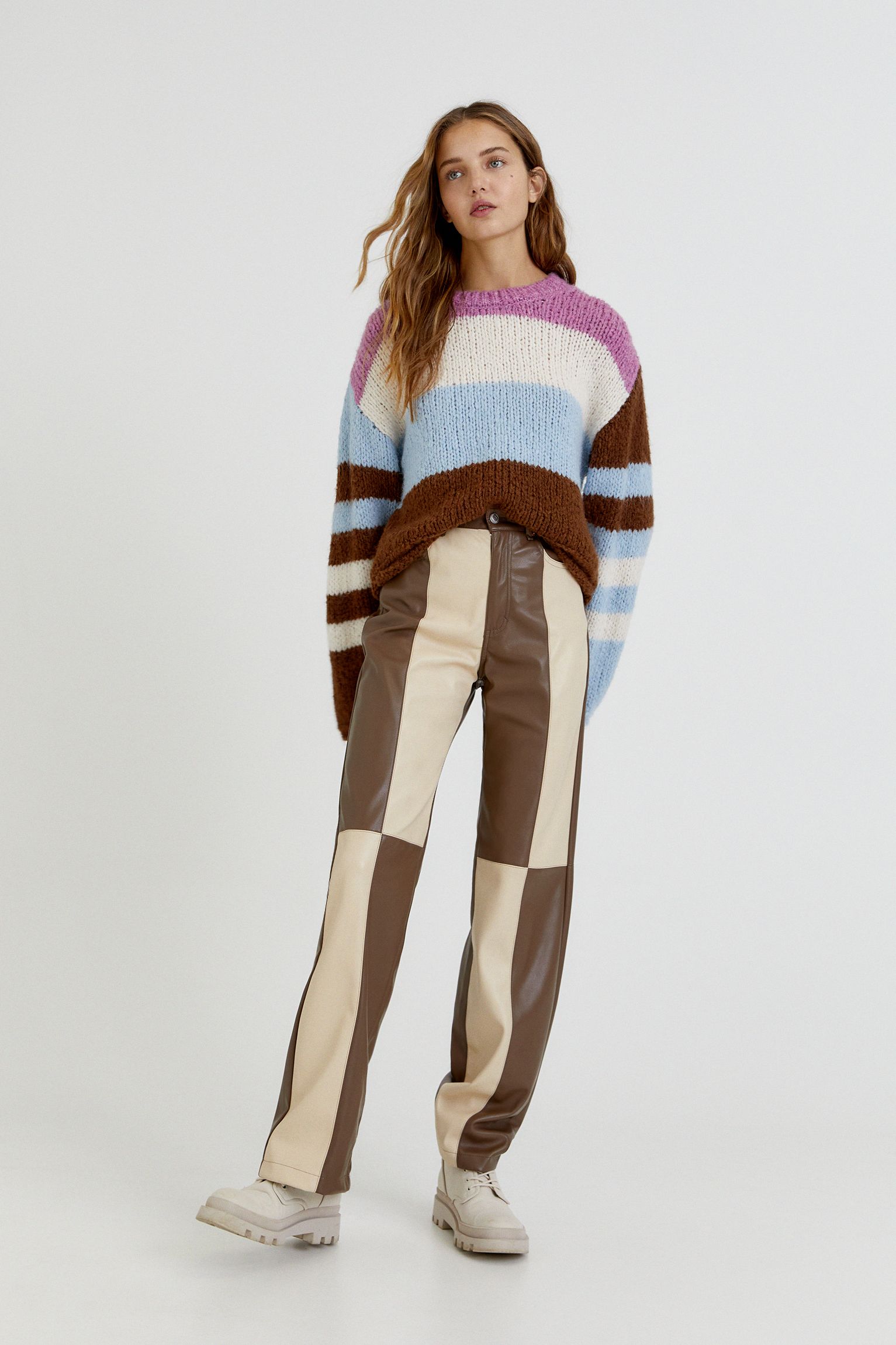 Pantalón recto efecto piel costuras - PULL\u0026BEAR