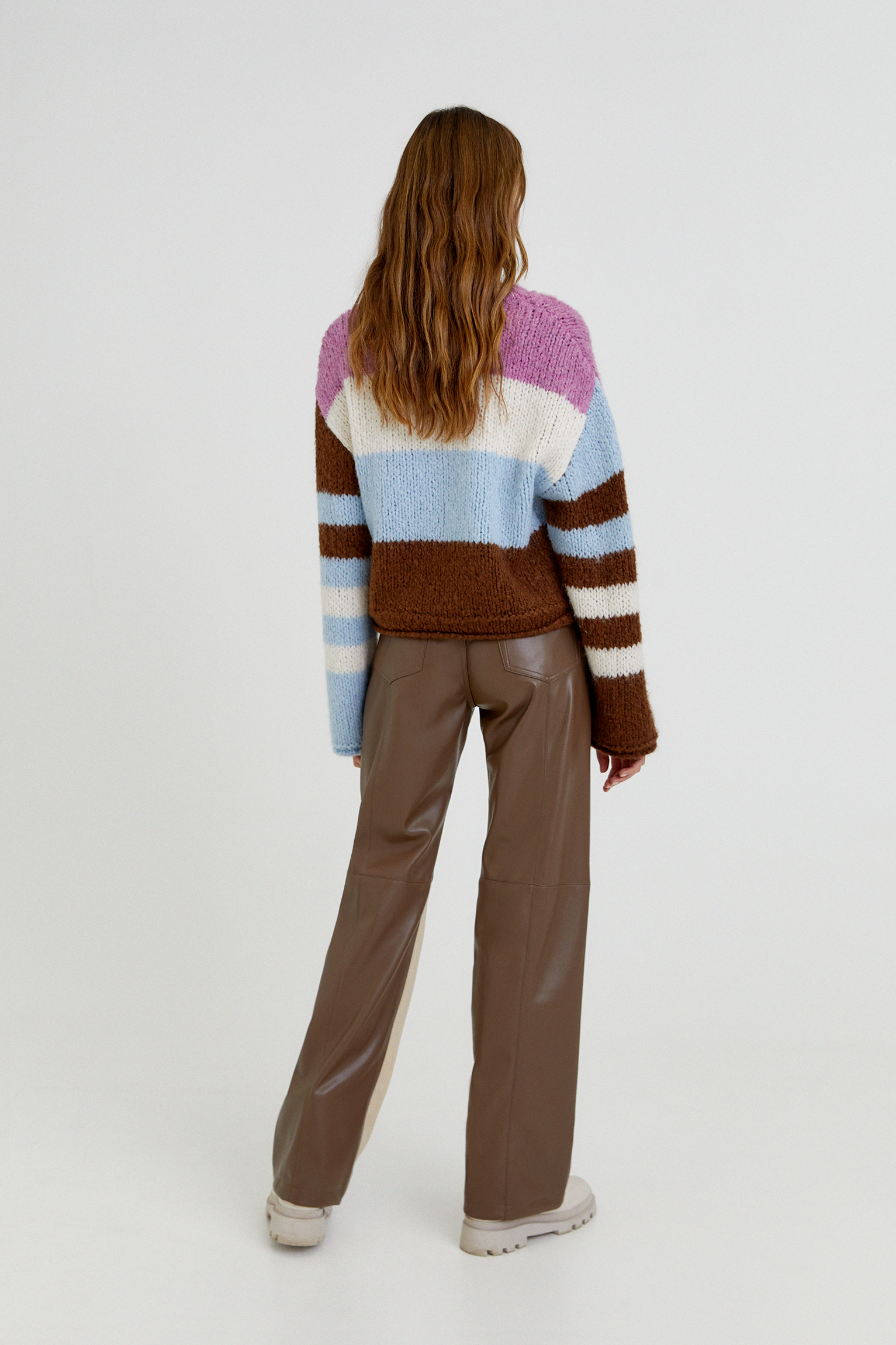 Pantalón recto efecto piel costuras - PULL\u0026BEAR