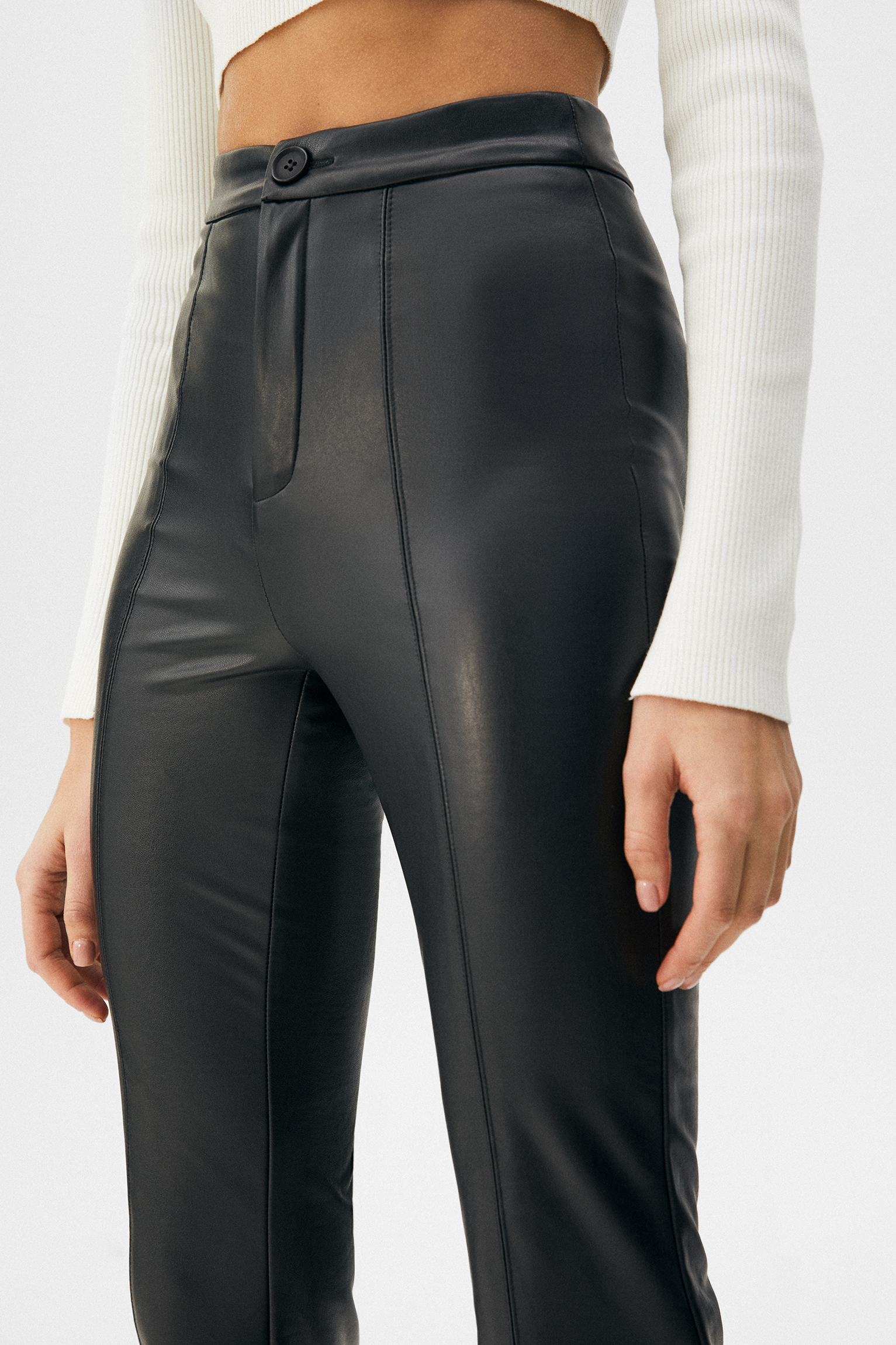 Pantalón campana efecto piel - PULL\u0026BEAR