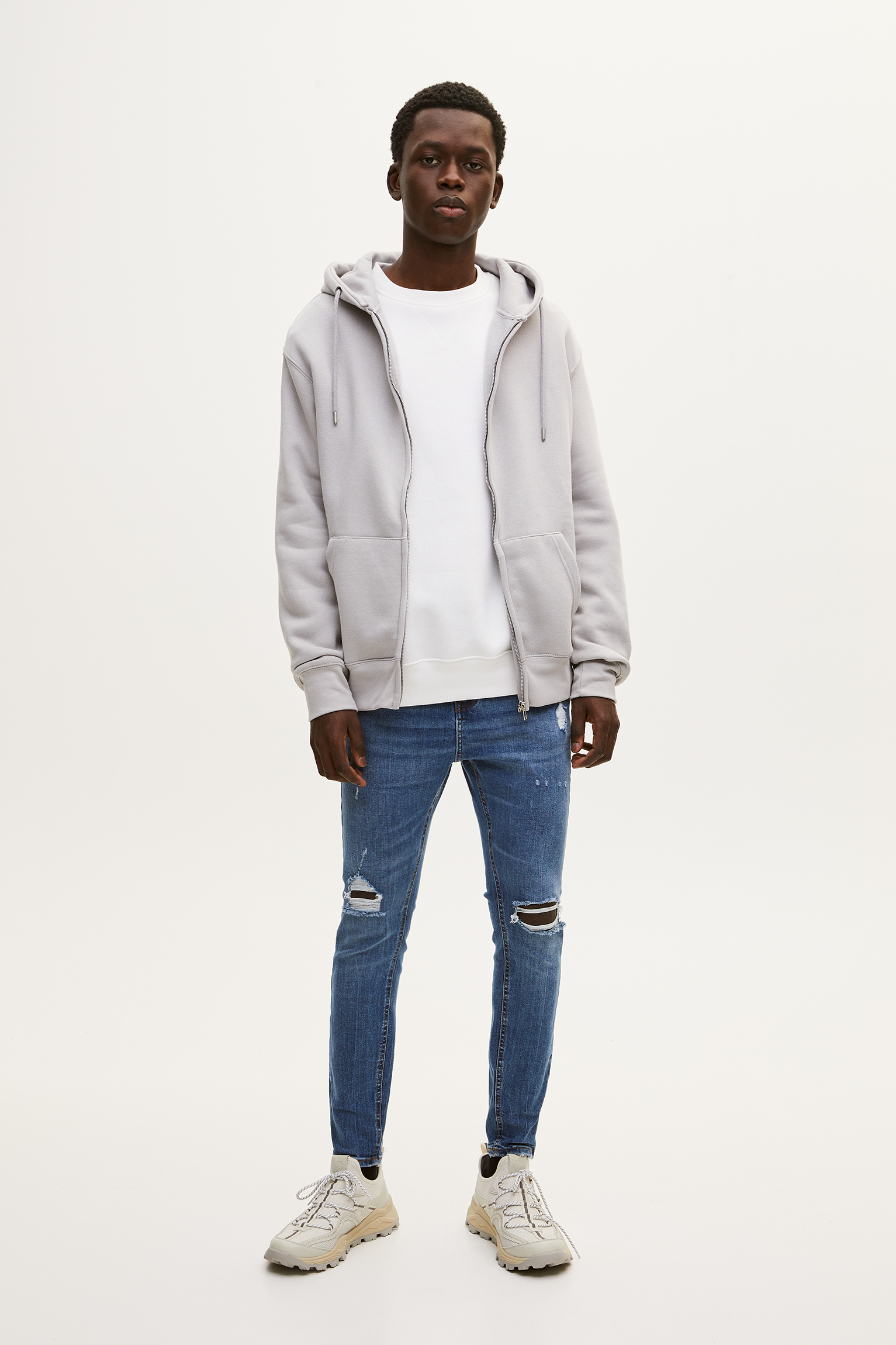 Jeans carrot fit detalle roto - PULL\u0026BEAR
