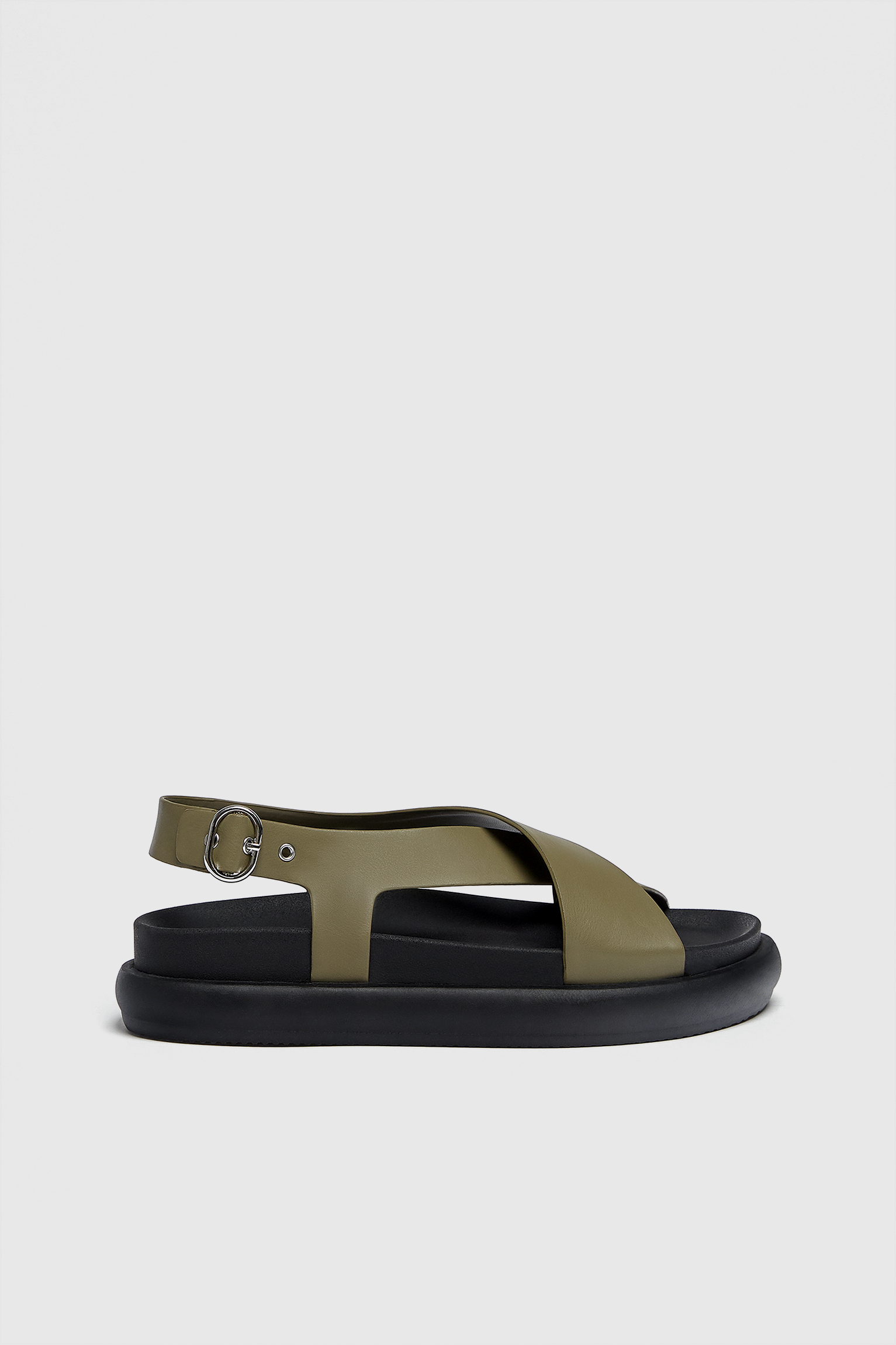 Sandalia plana cruzada - PULL\u0026BEAR
