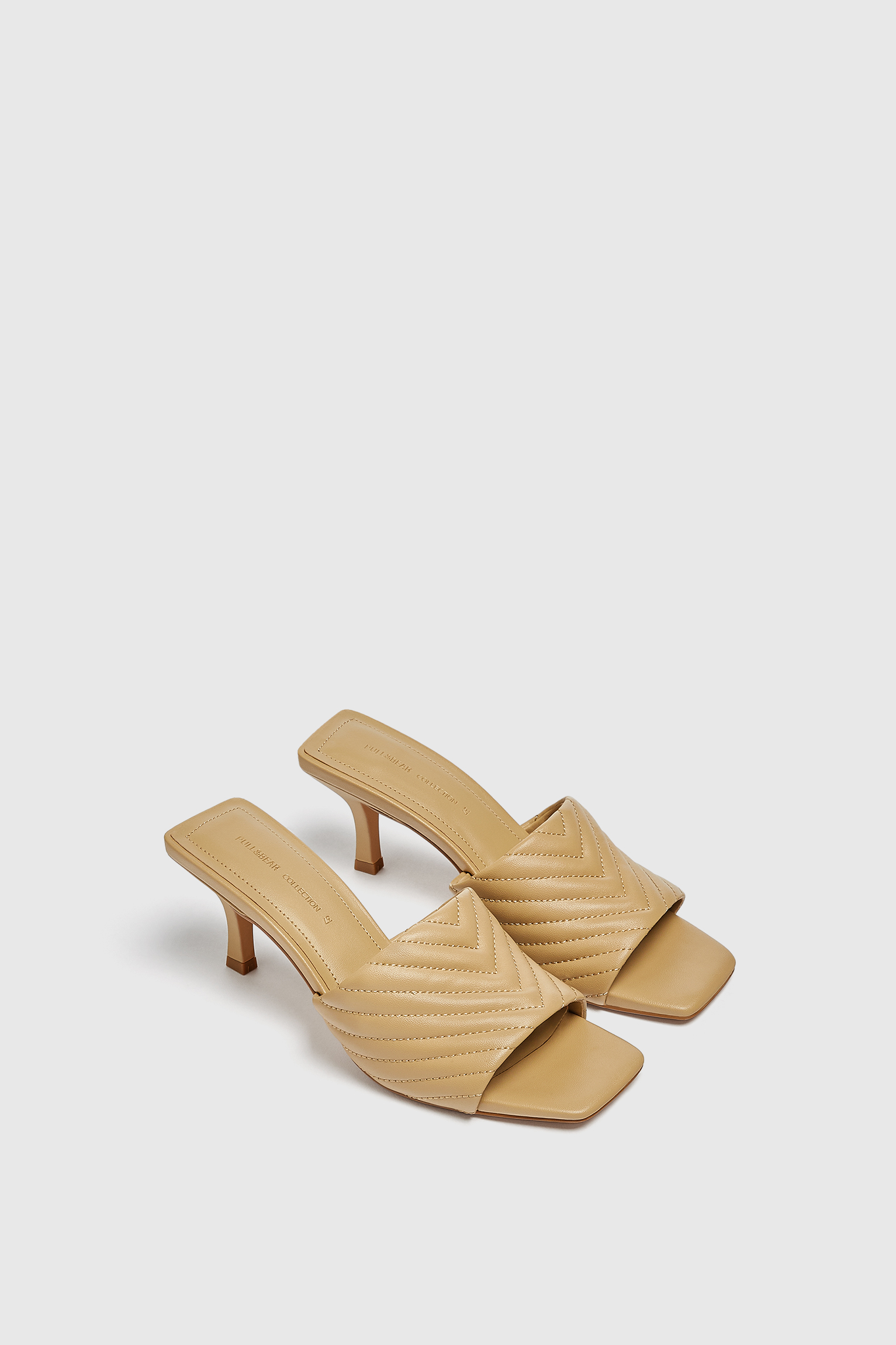 Era de esperar que Zara lanzase las sandalias de tacón acolchadas que las  que más saben de moda han llevado ya por las calles del mundo entero