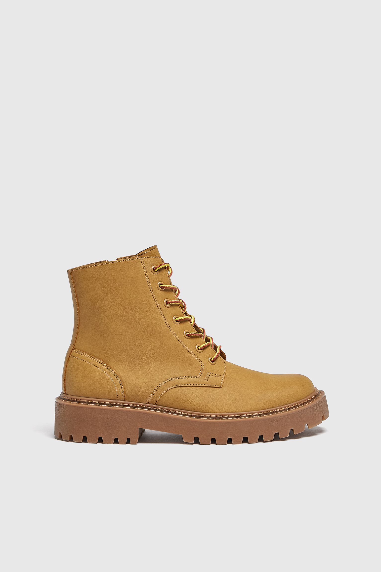 cut out boots pull and bear