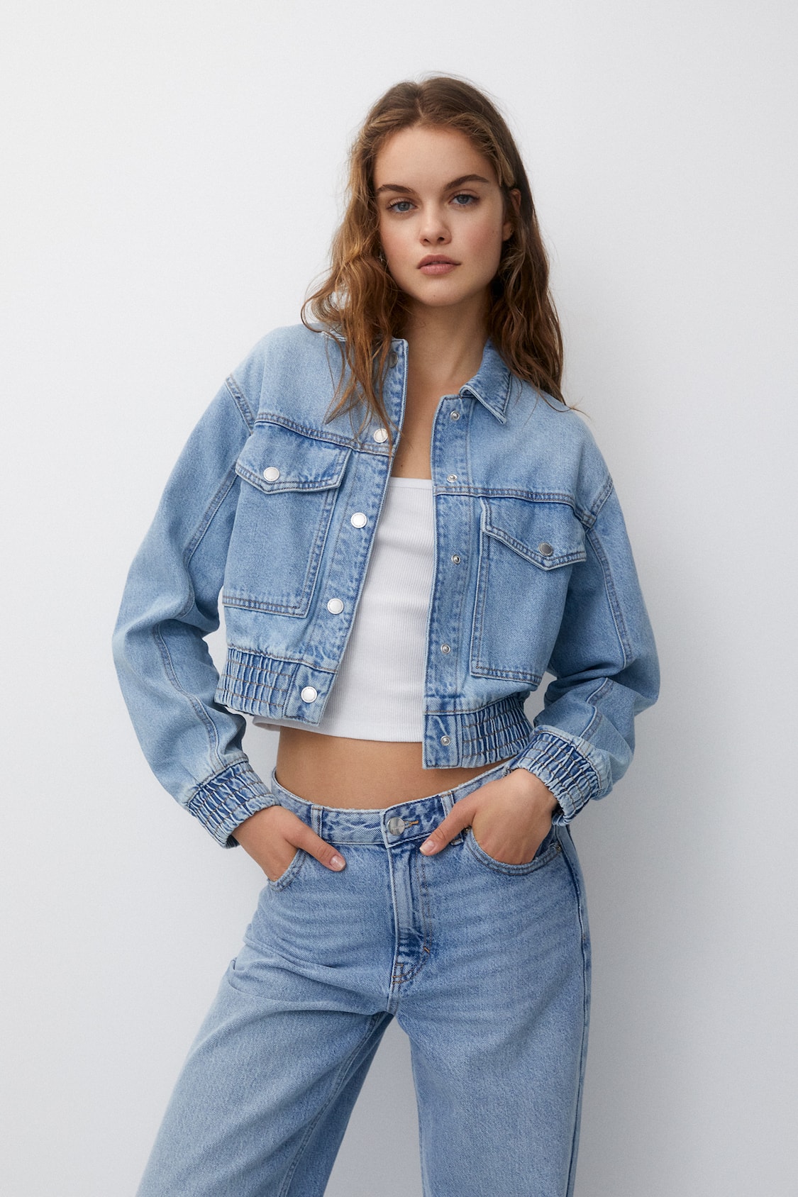 Cropped denim jacket with padded shoulders - Women