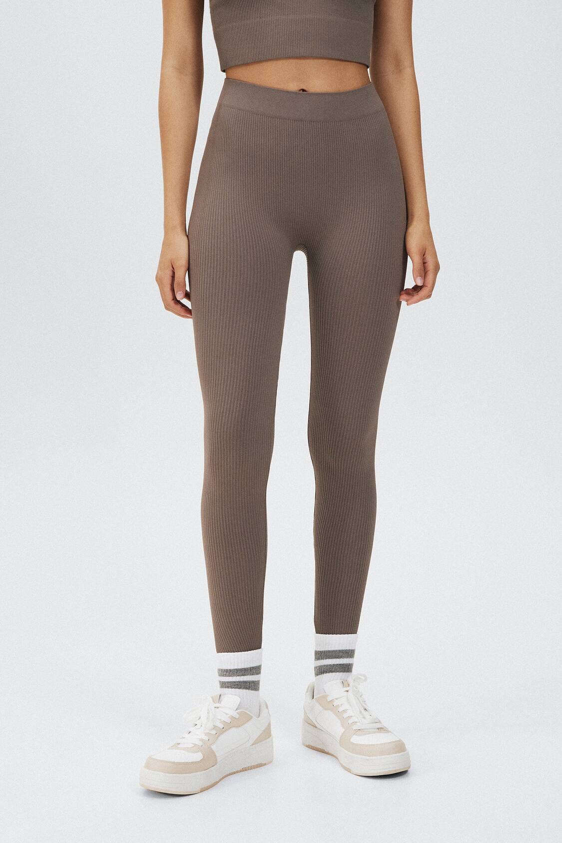 Basic Seamless Leggings from Pull and Bear on 21 Buttons