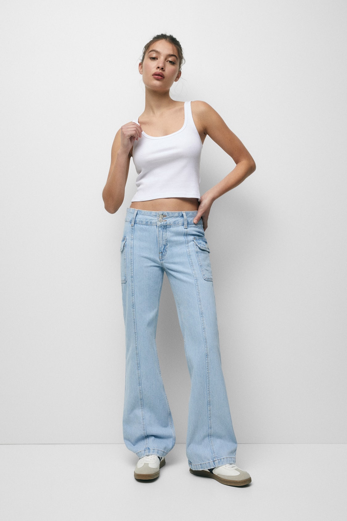 Low-rise flared jeans -