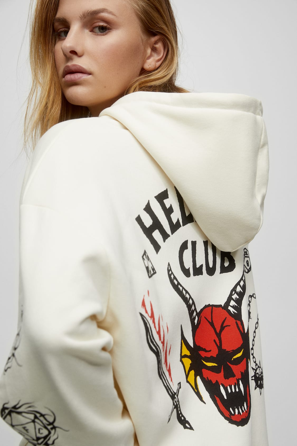 Meandro Pasteles delicadeza Stranger Things Hellfire Club graphic hoodie - pull&bear