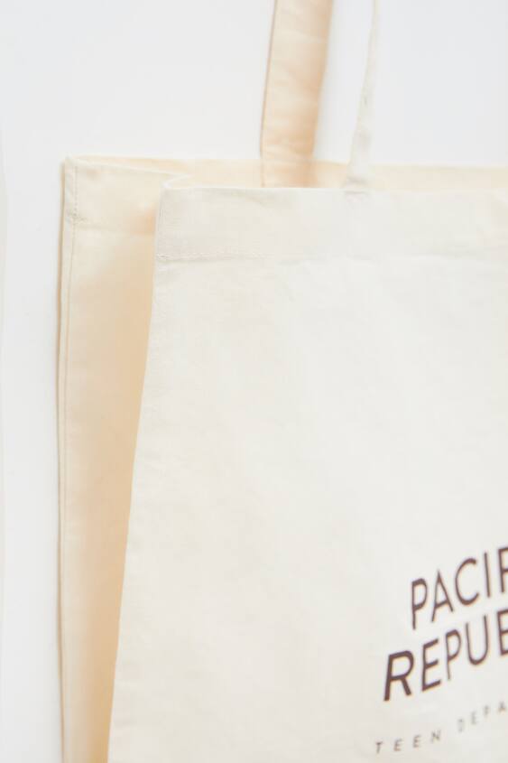 Nylon shopper bag with decorative pendant - pull&bear