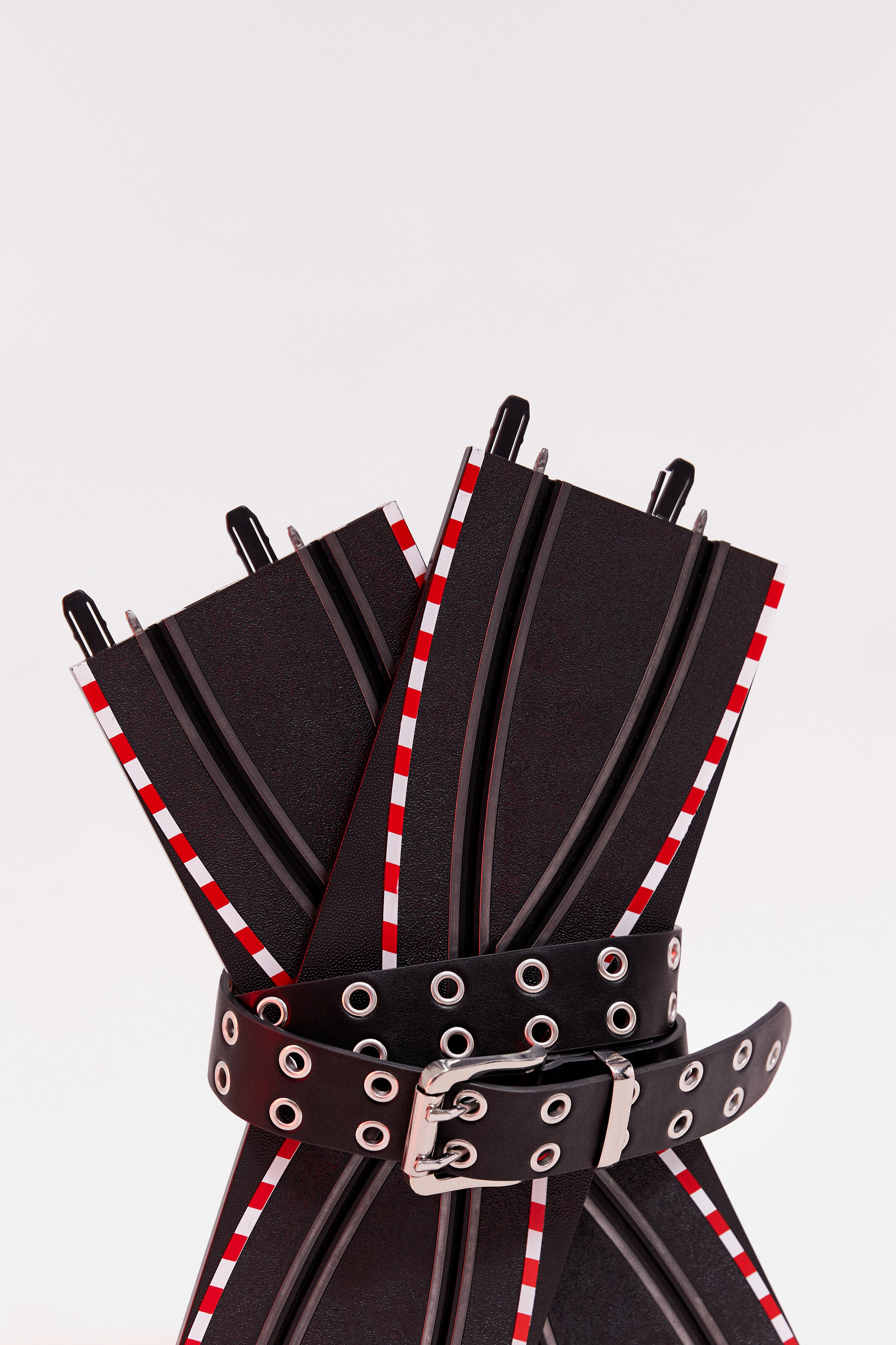 Gürtel mit Eyelets in zwei Reihen - PULL&BEAR