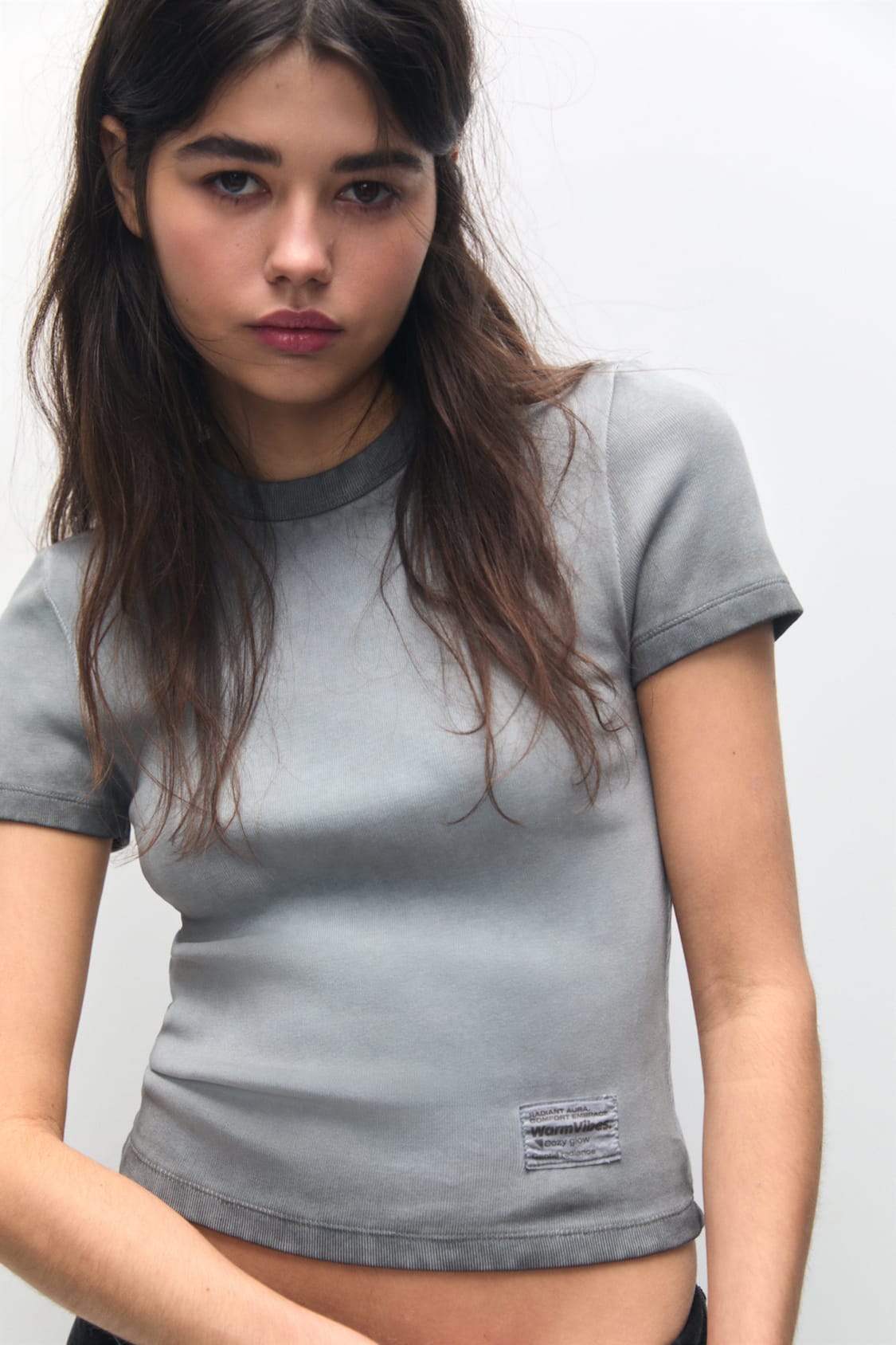 Camiseta básica de manga comprida de corte entrelaçado e tapete com botões  SOFIA L/S ROLY skrc-ro