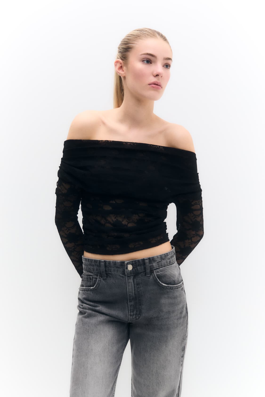 Off-the-shoulder lace top - pull&bear