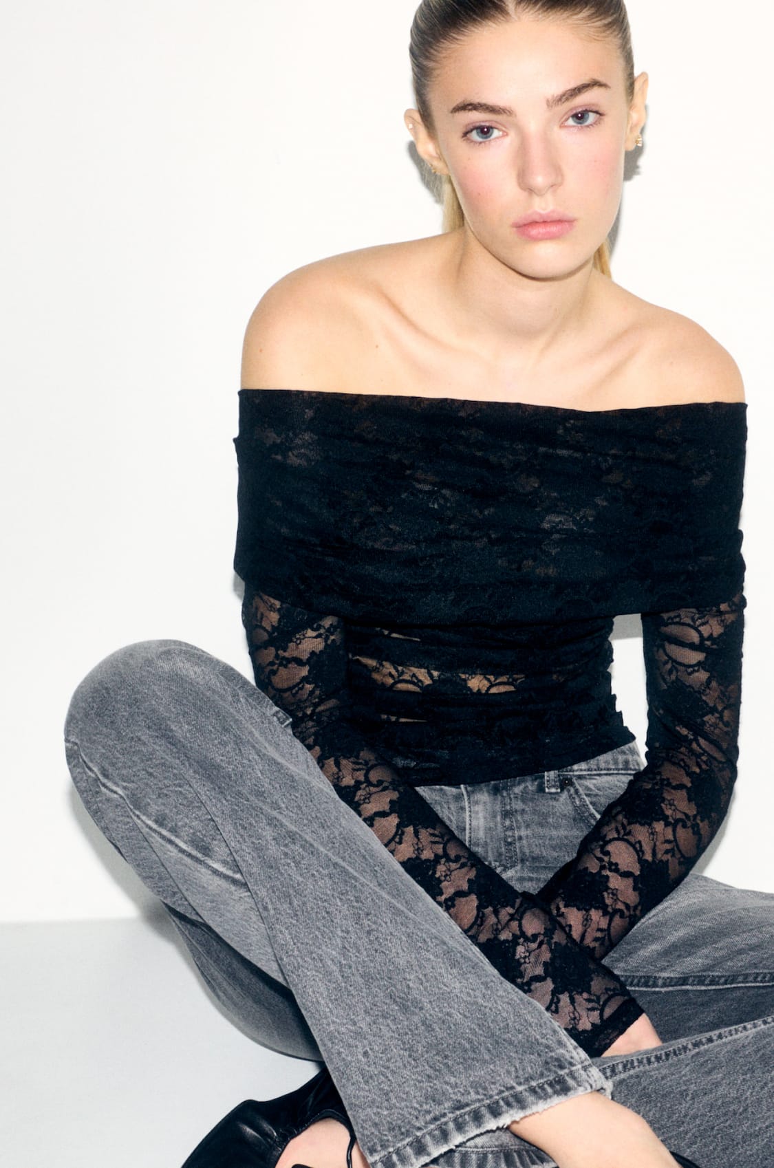 Off-the-shoulder lace top - pull&bear