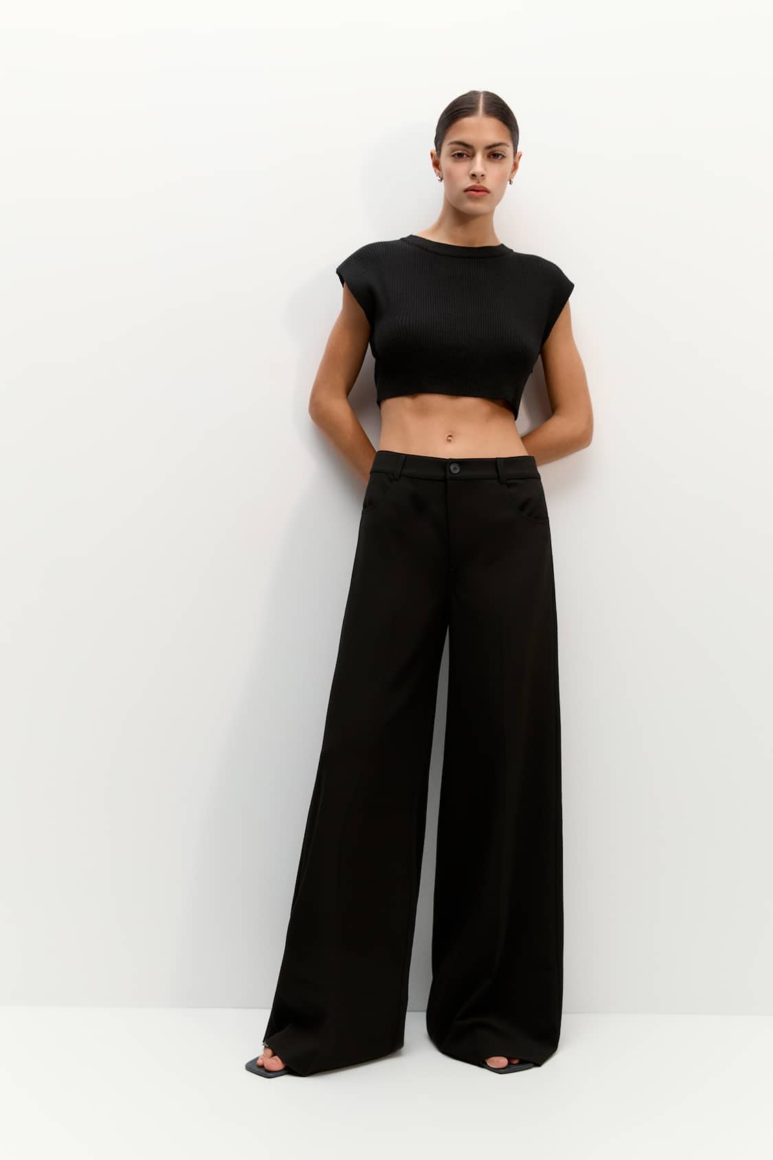 Outfits casual elegante con pantalón negro de vestir 2024 - Muy Trendy